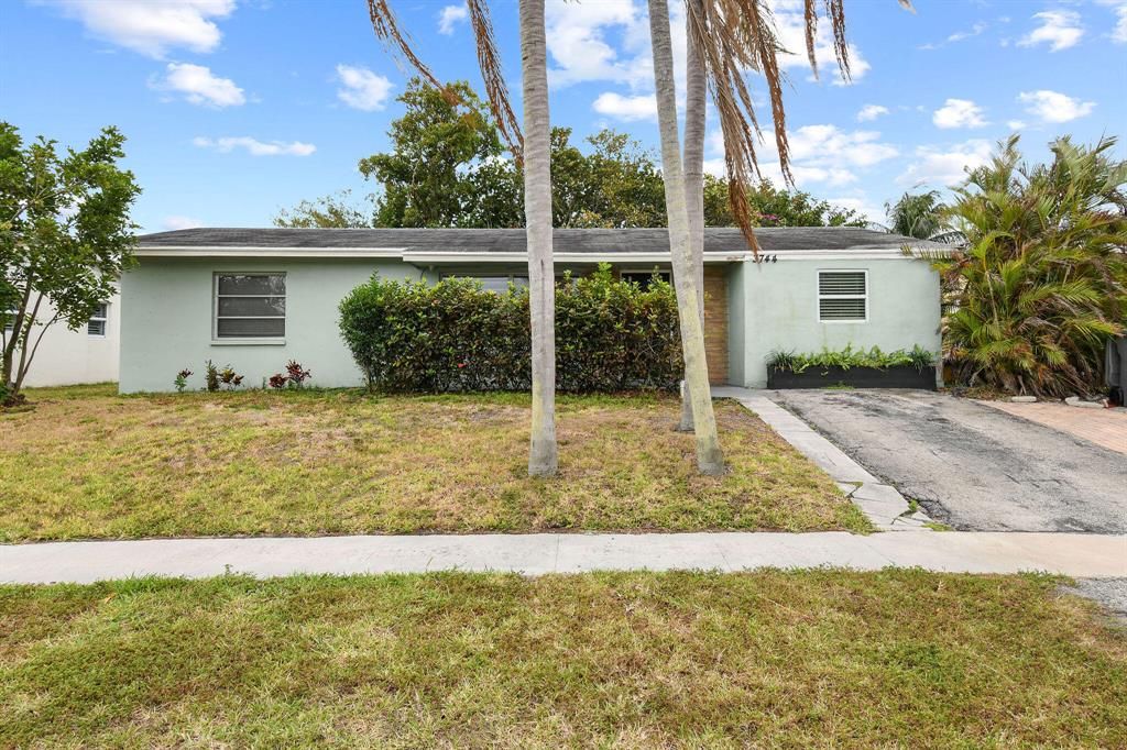 Photo of 3744 Island Road, Palm Beach Gardens, FL 33410 (MLS # R10880071)