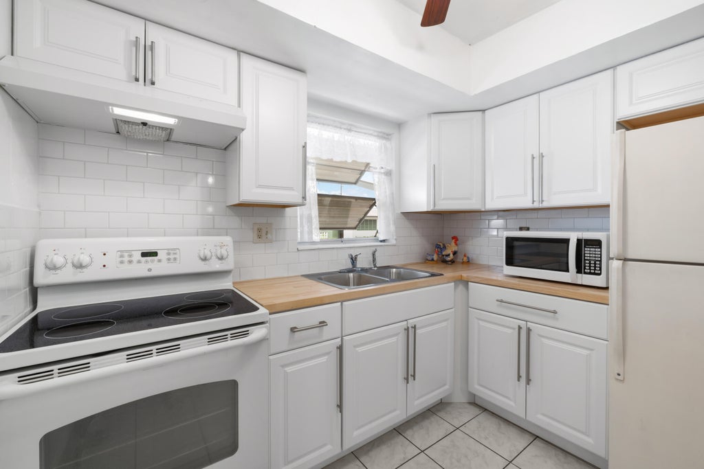 Photo of 2915 Crosley Drive W #G, West Palm Beach, FL 33415 (MLS # B26051039)