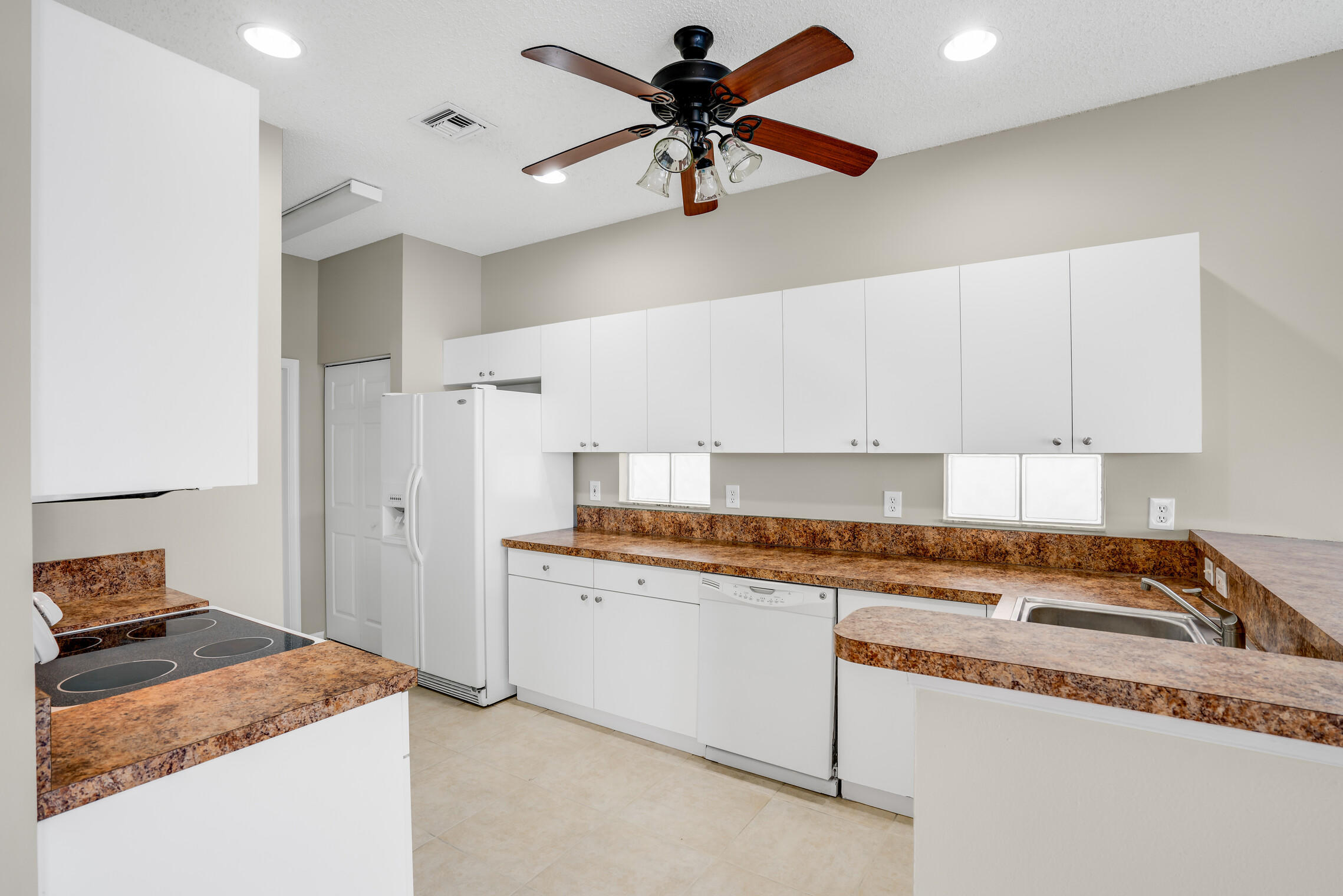 LAKE CHARLESTON - Residential Lease