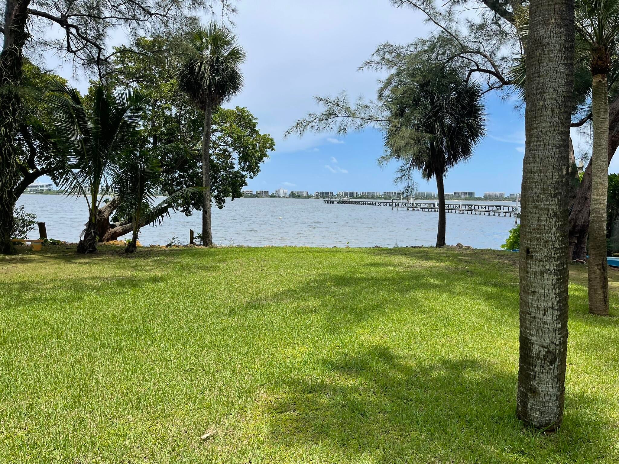 806 S LAKESIDE Drive