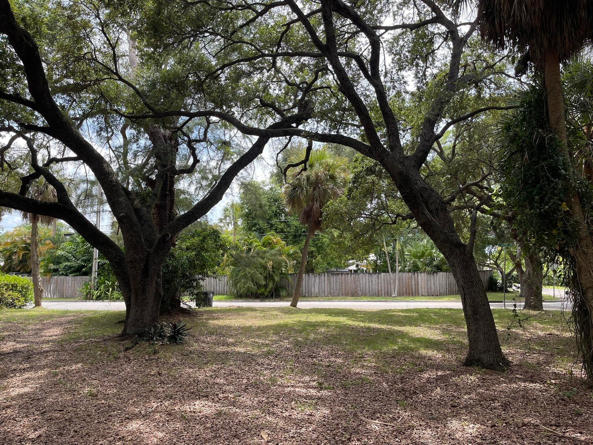 806 S LAKESIDE Drive