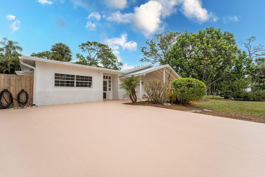 Photo of 11419 N 165th Road N, Jupiter, FL 33478 (MLS # R11067214)