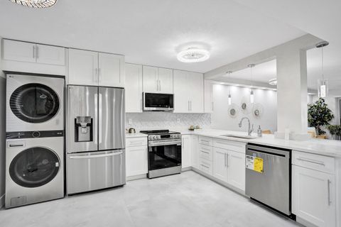Tiny photo for 7146 Huntington Lane #402, Delray Beach, FL 33446 (MLS # B26052491)