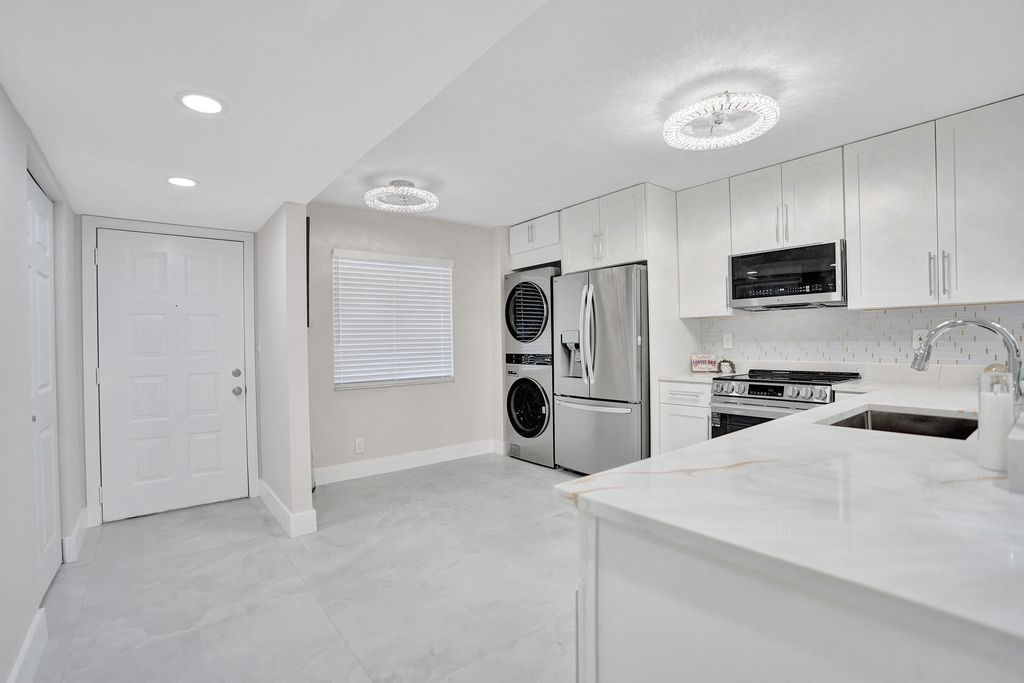 Photo of 7146 HUNTINGTON Lane #402, Delray Beach, FL 33446 (MLS # B26052491)
