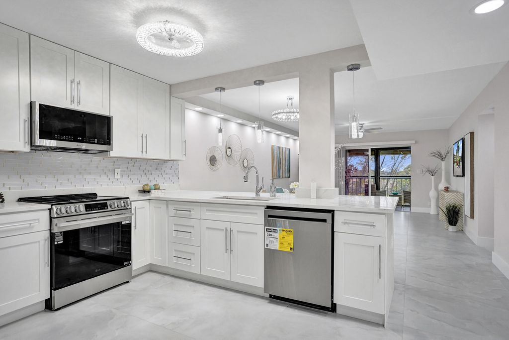 Photo of 7146 HUNTINGTON Lane #402, Delray Beach, FL 33446 (MLS # B26052491)