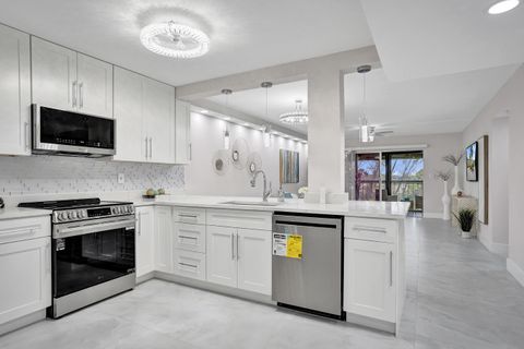 Photo of 7146 Huntington Lane #402, Delray Beach, FL 33446 (MLS # B26052491)