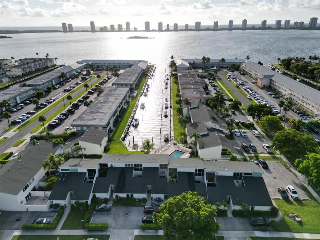 Photo of 118 Castlewood Drive #122, North Palm Beach, FL 33408 (MLS # R10889508)