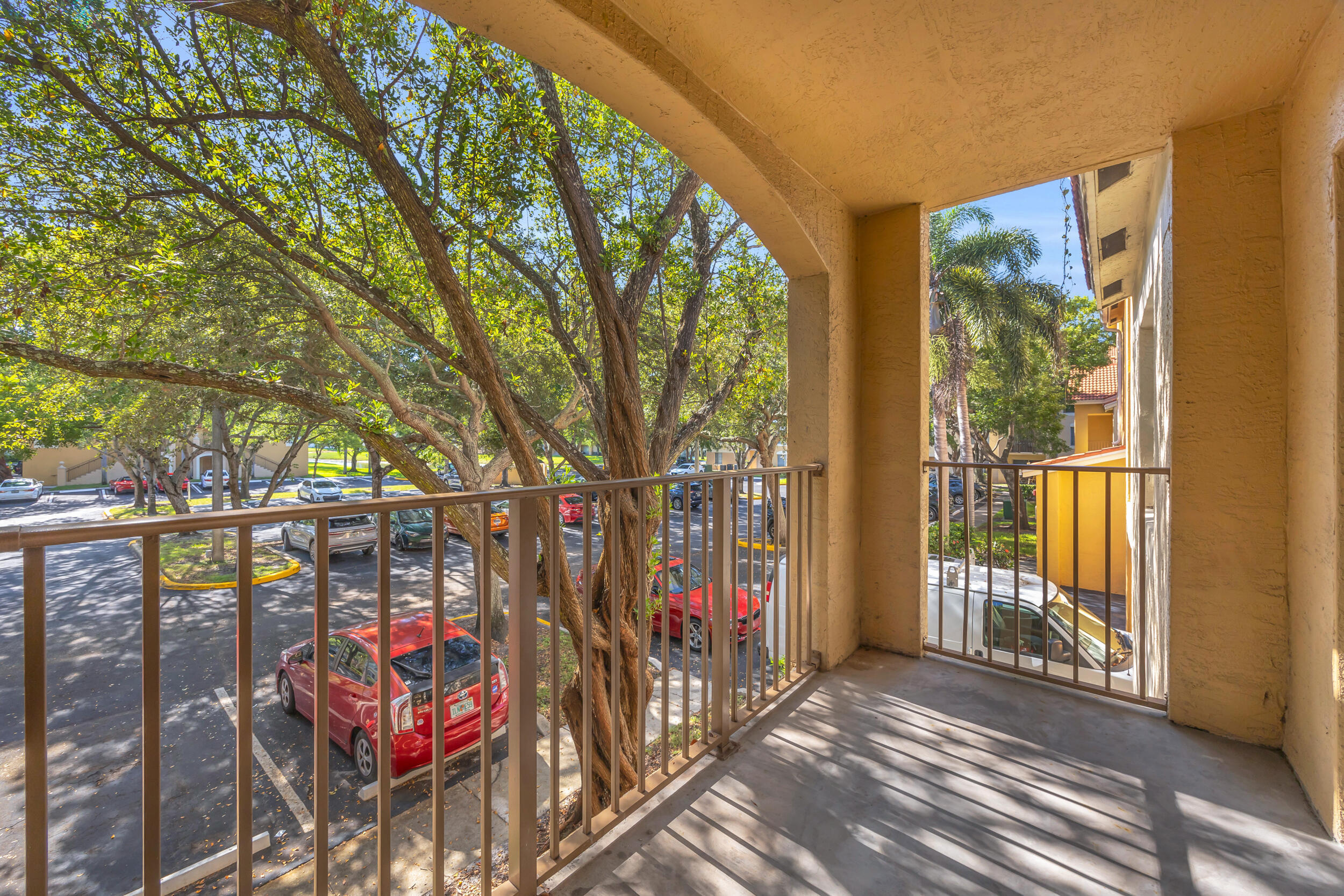 EMERALD ISLE AT LAGUNA LAKES CONDO - Residential