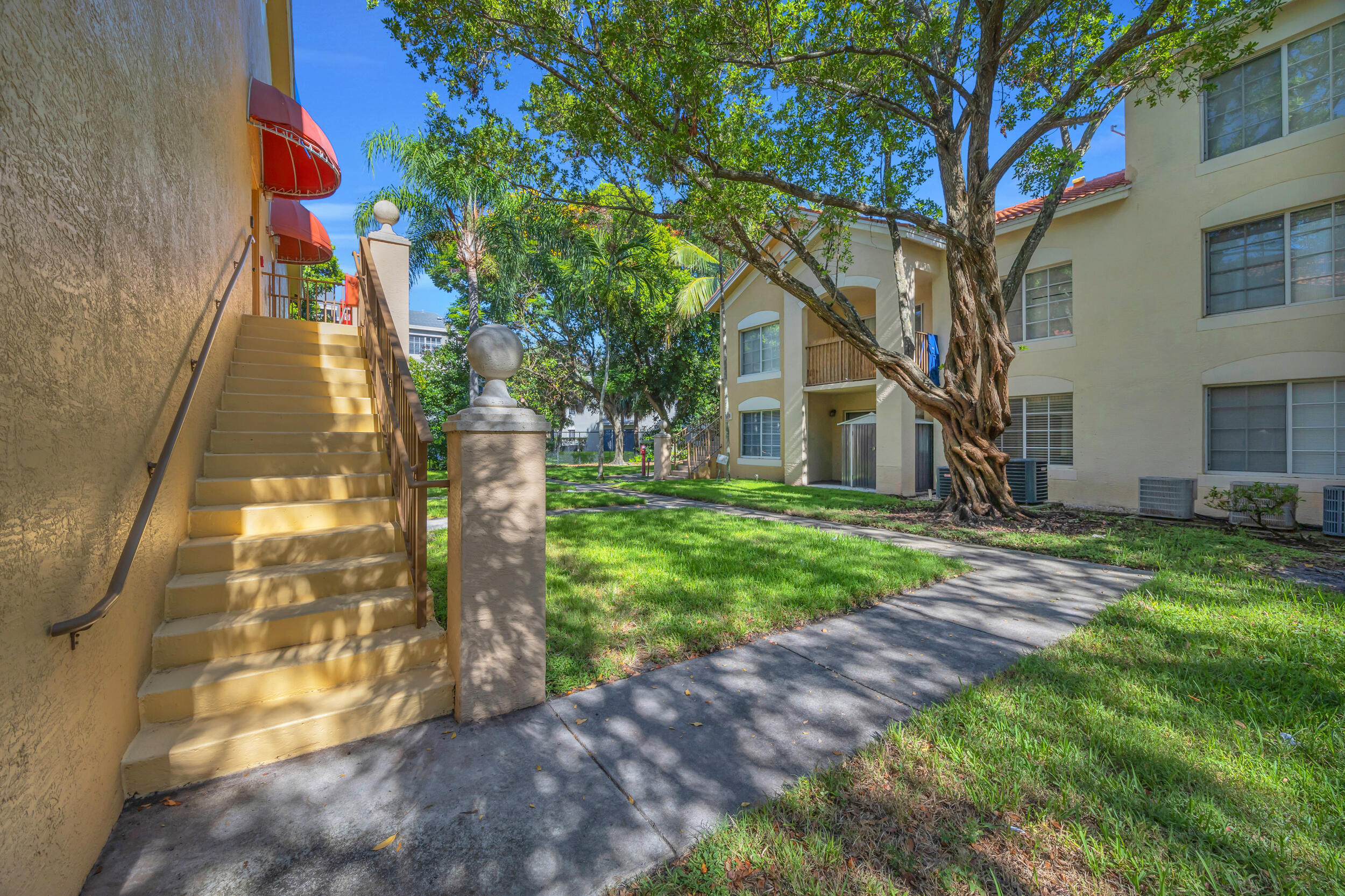 EMERALD ISLE AT LAGUNA LAKES CONDO - Residential