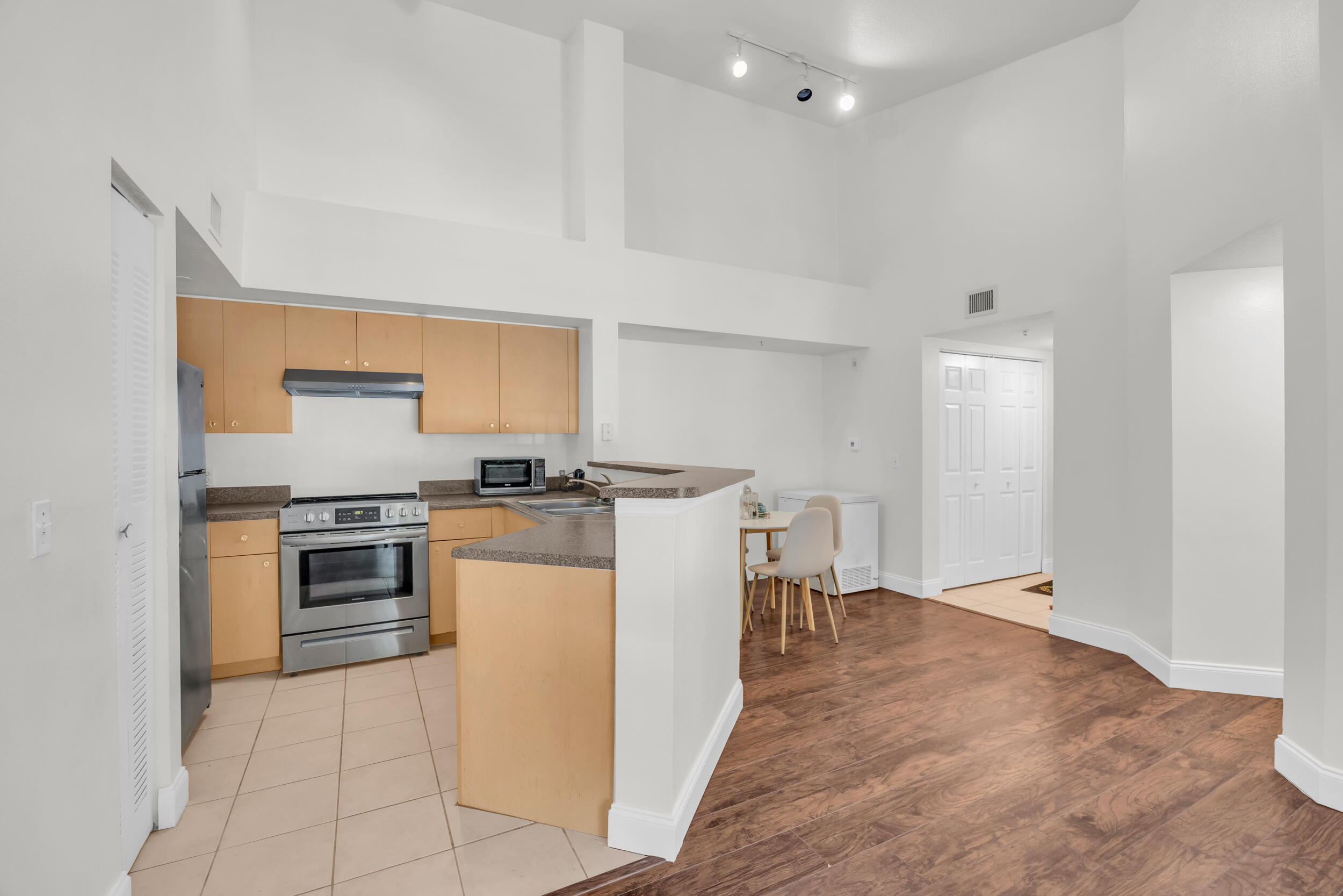 EMERALD ISLE AT LAGUNA LAKES CONDO - Residential