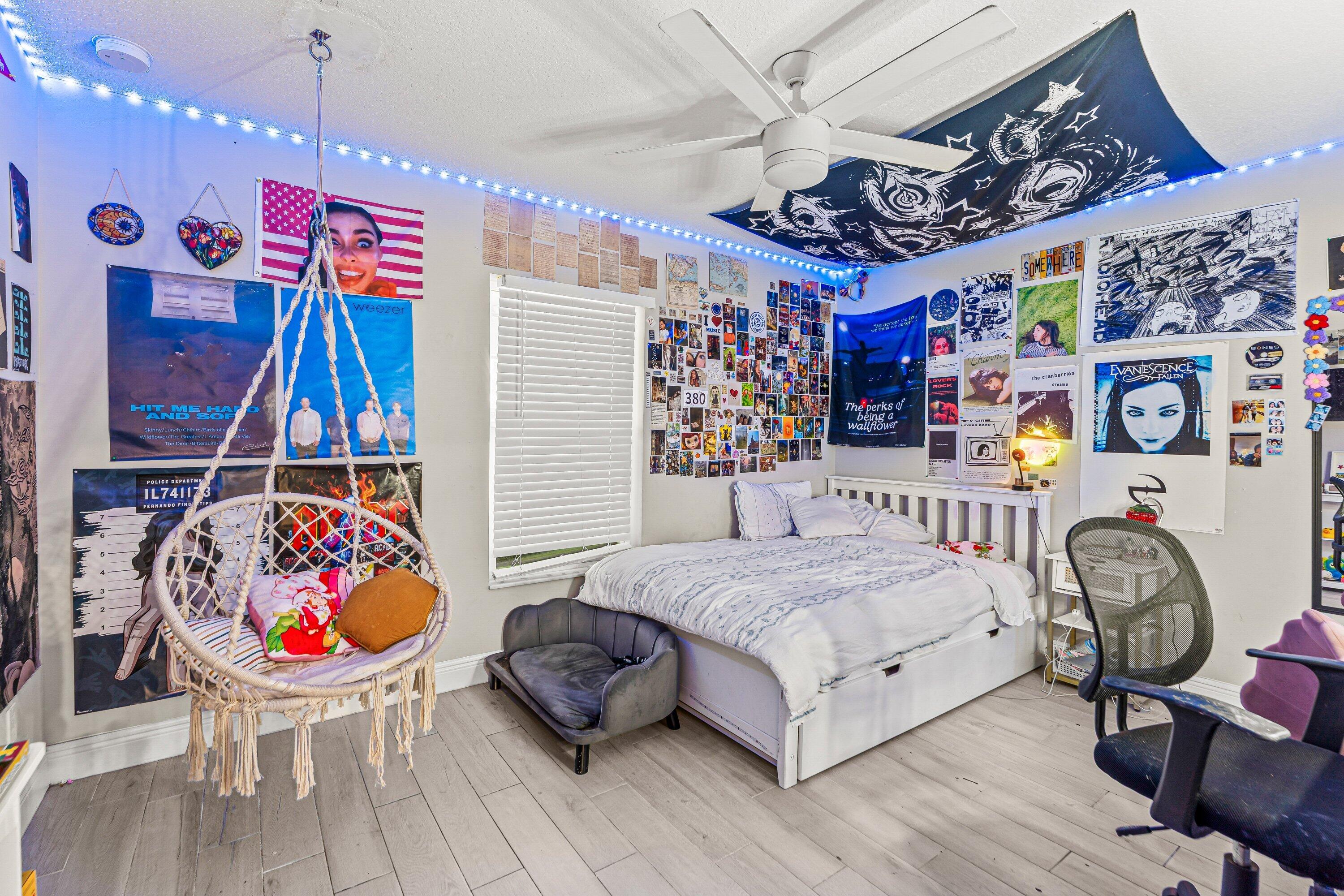 24-42-40~ S 243.6 FT OF N   5022 FT OF W 203.3 FT - Residential