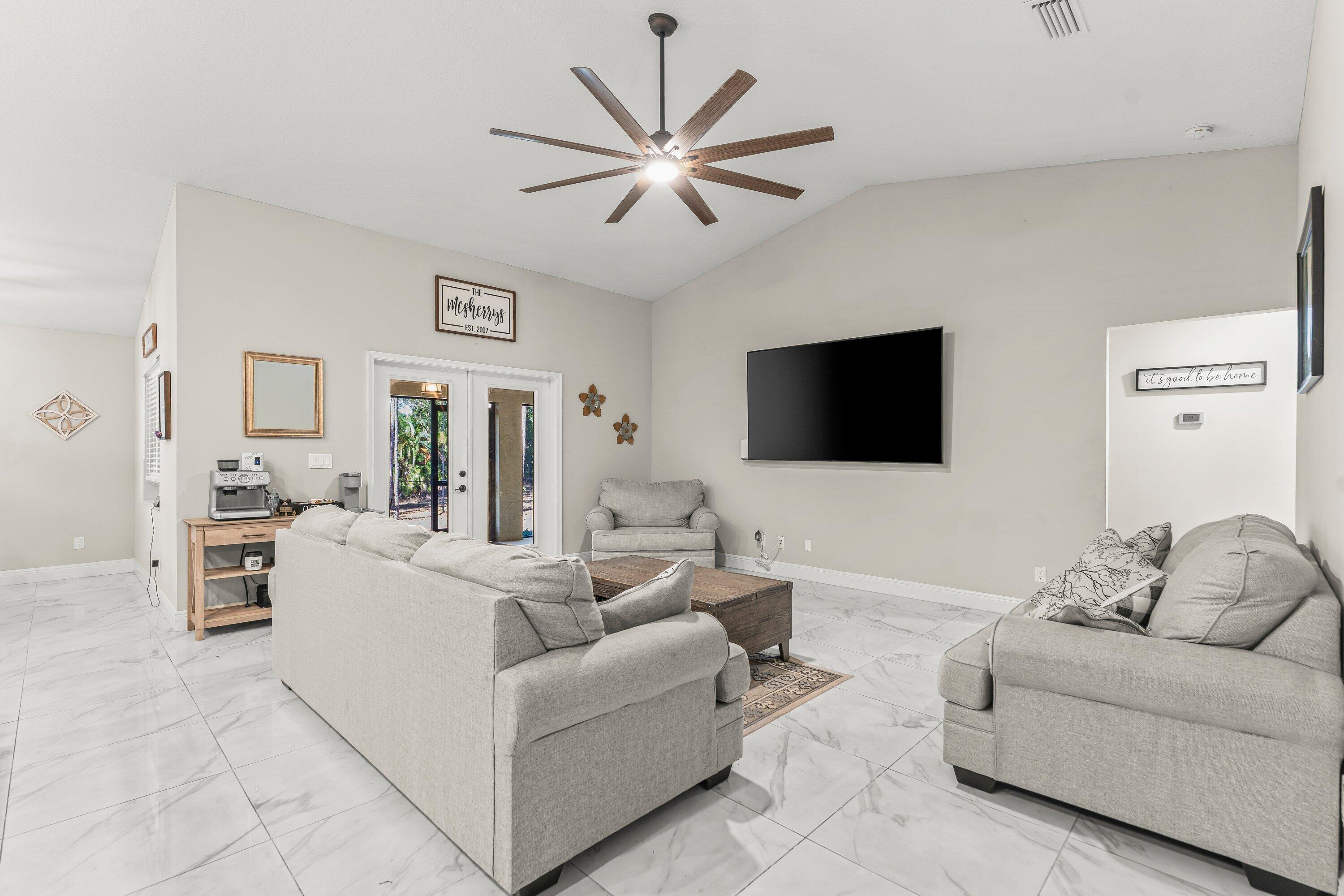 24-42-40~ S 243.6 FT OF N   5022 FT OF W 203.3 FT - Residential