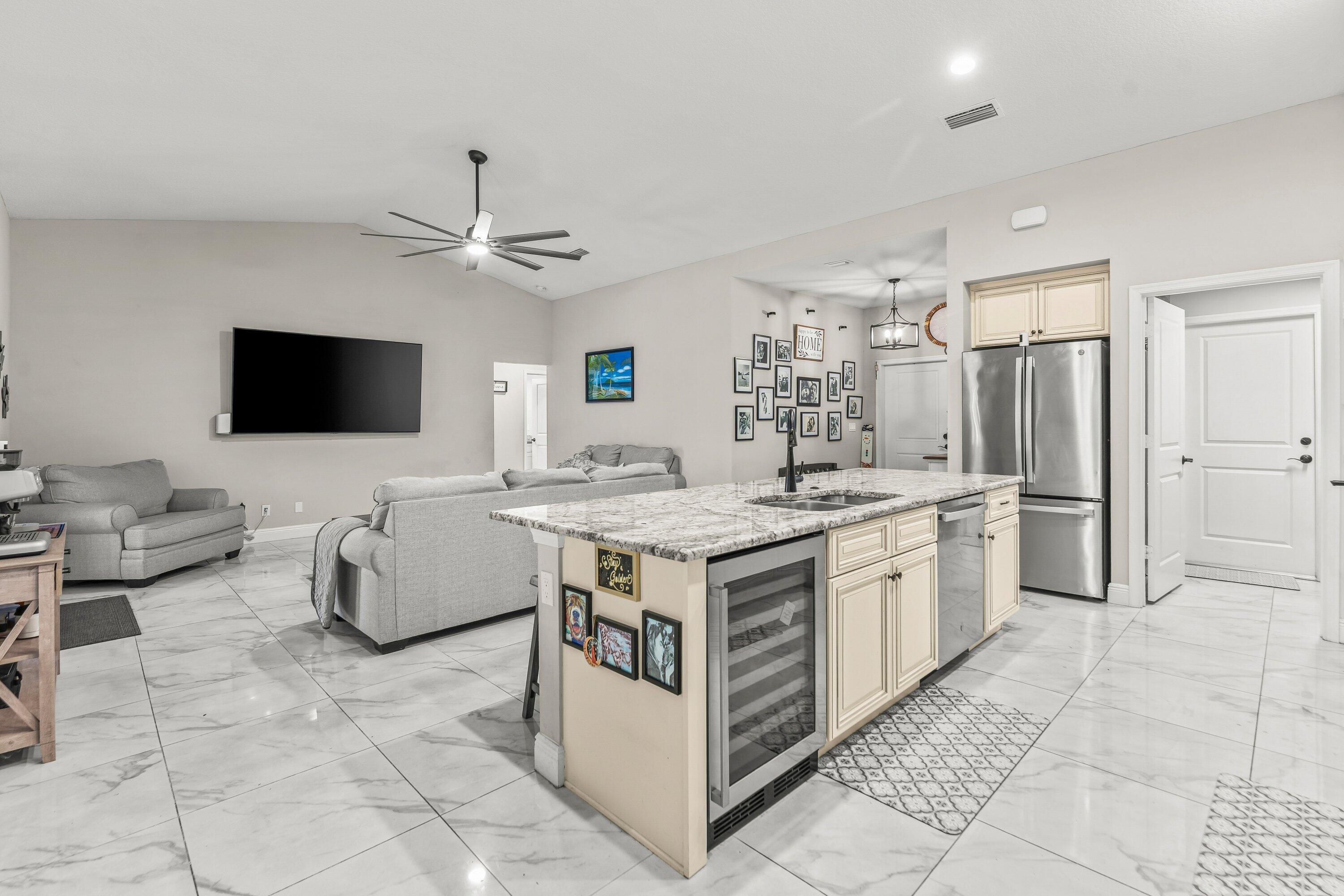 24-42-40~ S 243.6 FT OF N   5022 FT OF W 203.3 FT - Residential