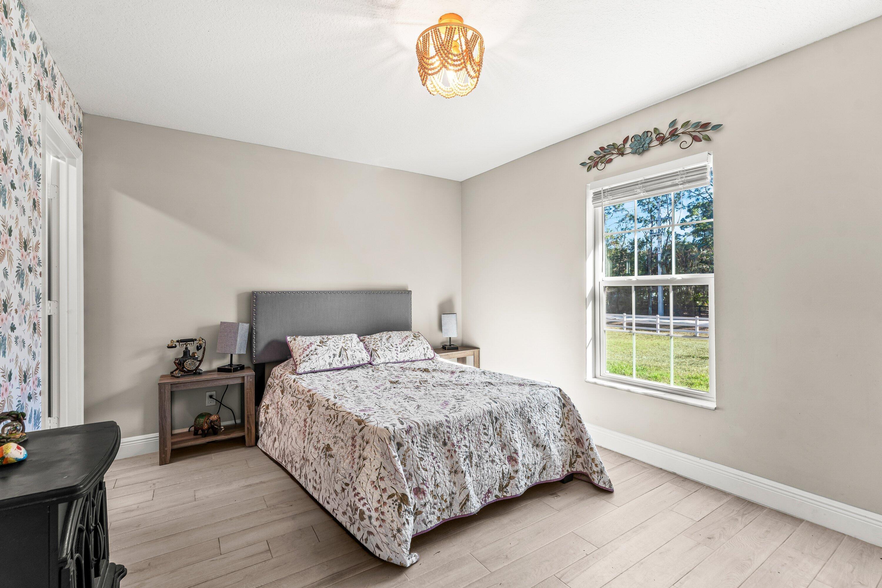 24-42-40~ S 243.6 FT OF N   5022 FT OF W 203.3 FT - Residential