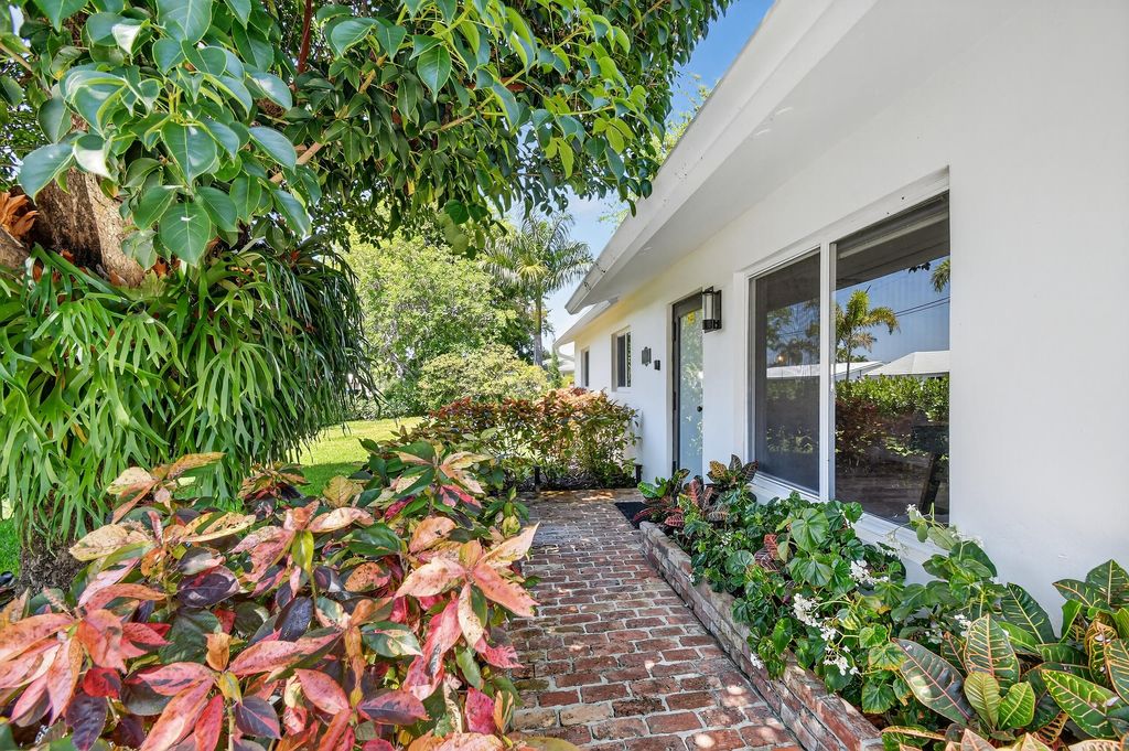 Photo of 8416 Pine Tree Lane, West Palm Beach, FL 33406 (MLS # B26007600)