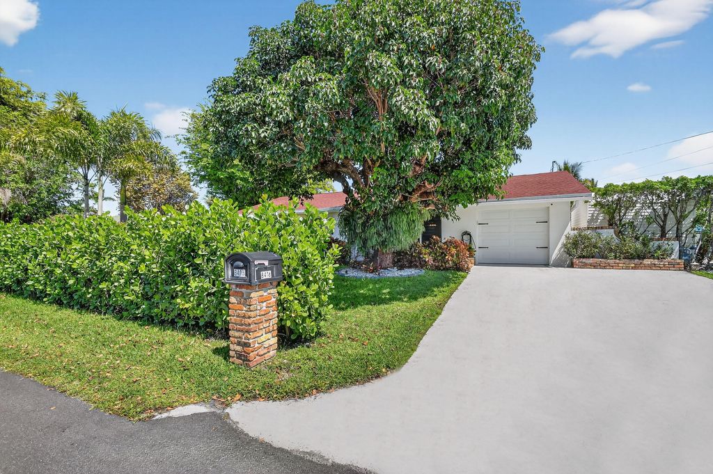 Photo of 8416 Pine Tree Lane, West Palm Beach, FL 33406 (MLS # B26007600)