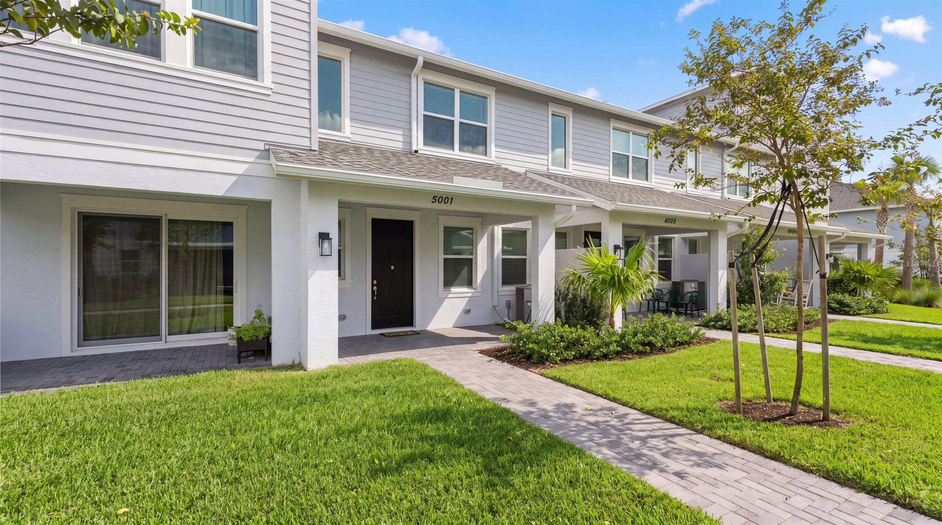 5001 N Longwood Lake Square