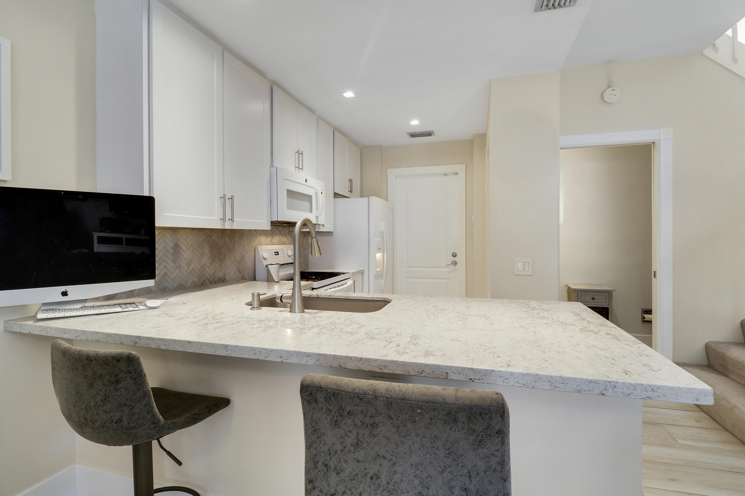 TEQUESTA OAKS - Residential Lease