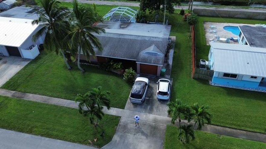 Pool house 2/2 easily can be add the 3rd room, centrally located, close to everything. All measures are approximate. Owner occupant 24 hrs notice. Offers to close on r before 60 dyas.