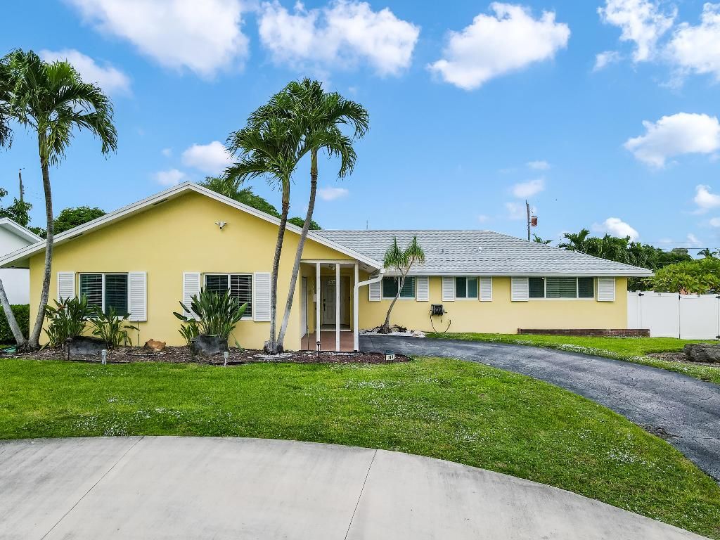 Photo of 319 SW 11th Avenue, Boynton Beach, FL 33435 (MLS # R11146339)
