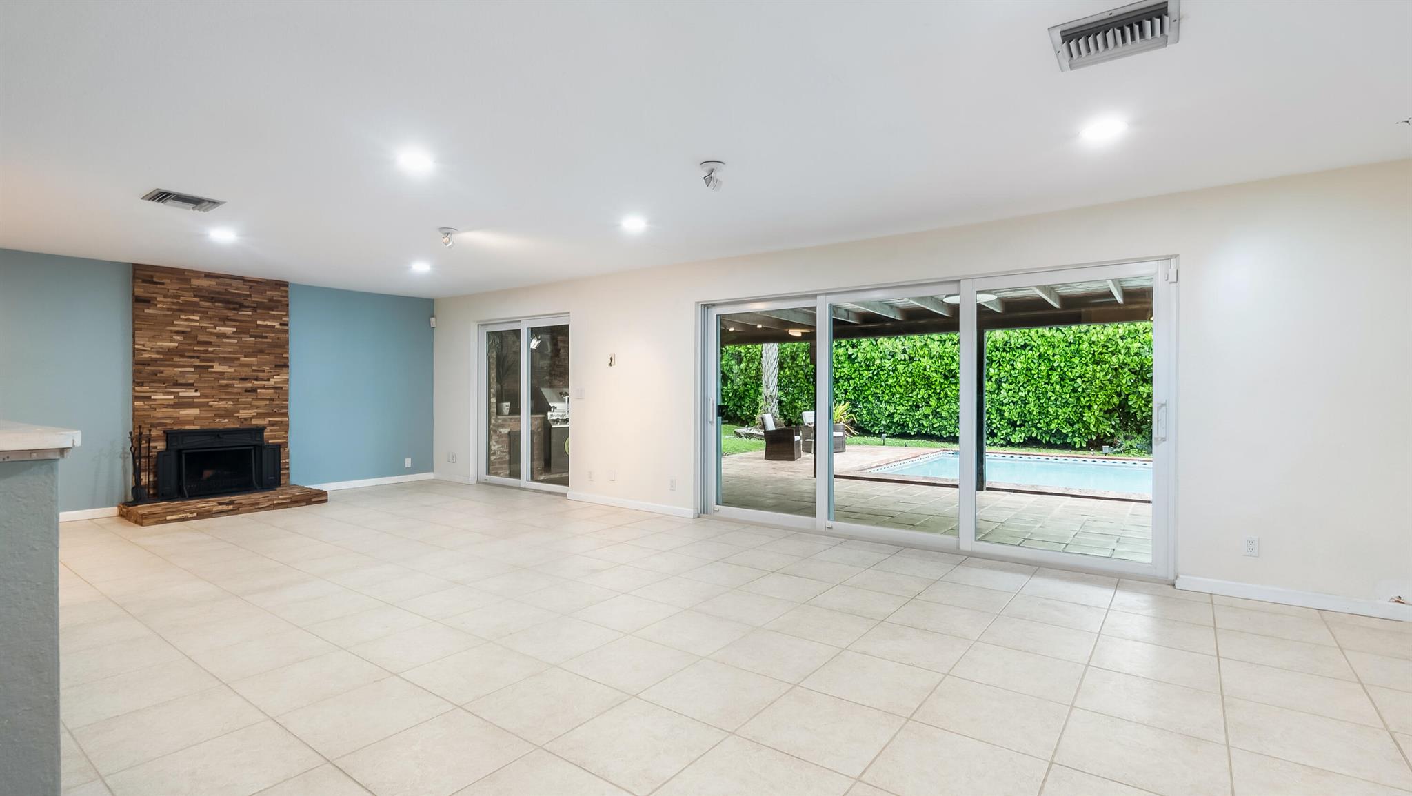 WOODCREST MNR - Residential