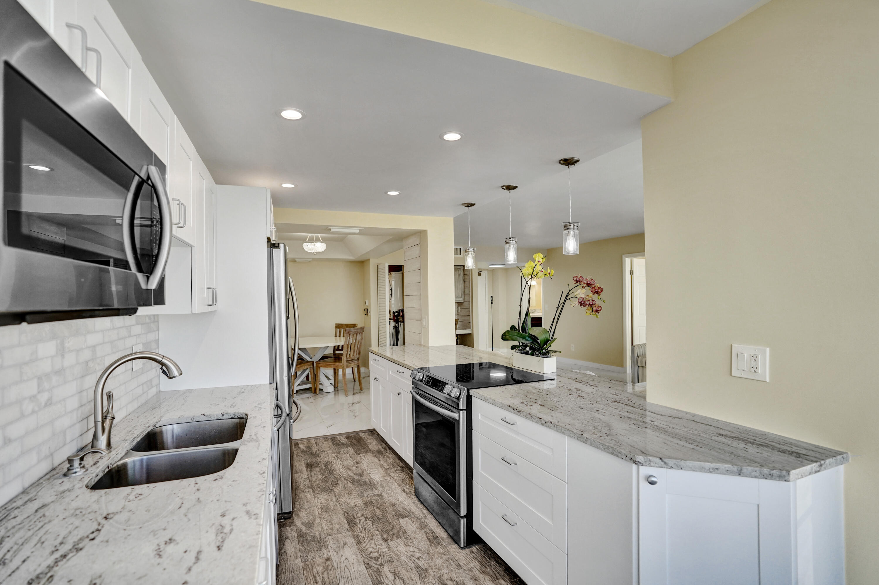 MAYFAIR HOUSE CONDO - Residential