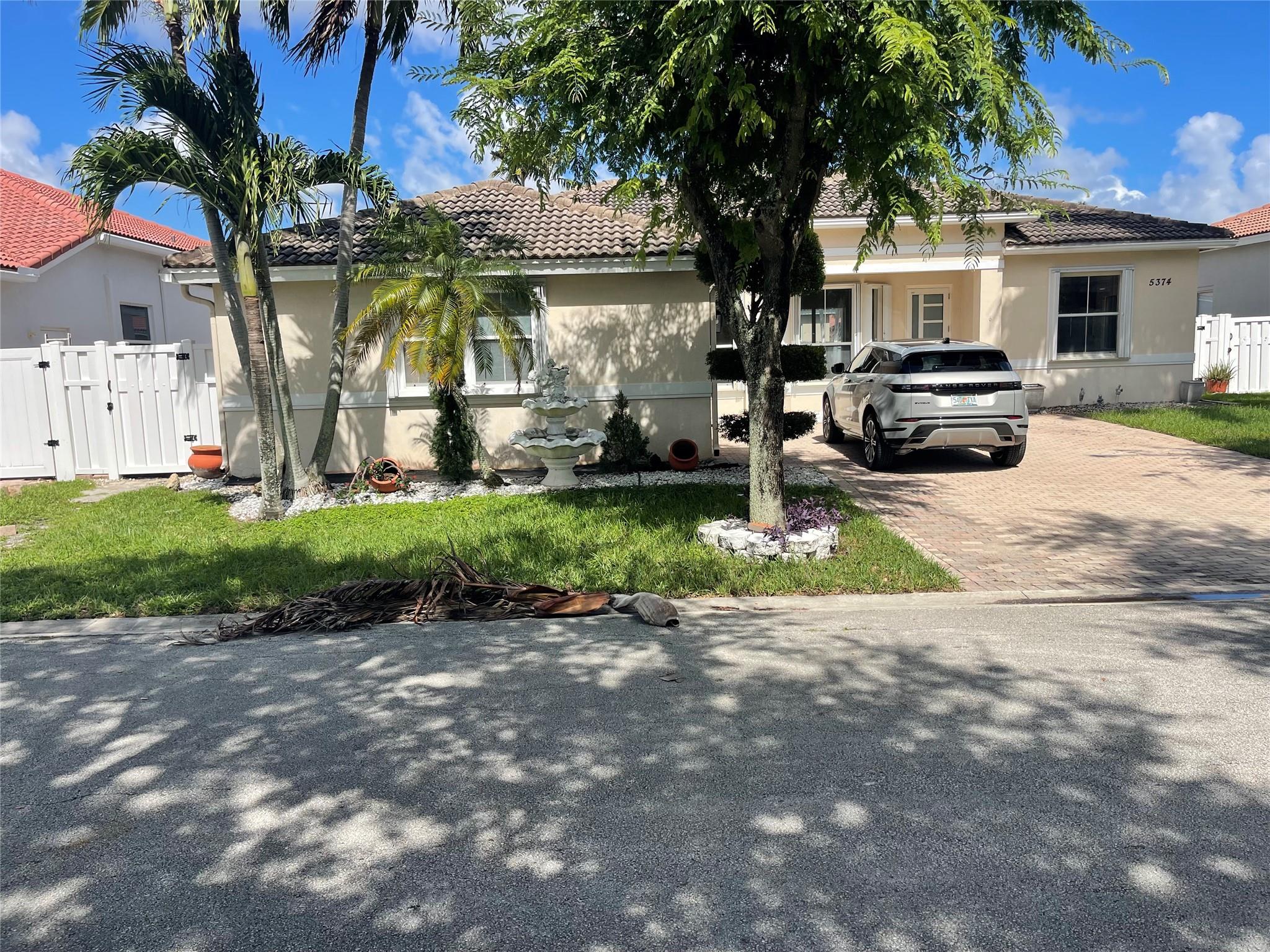 Well maintained pool home in highly desired gated community at Oakridge Featured spilt bedrooms , open kitchen with granite countertops. Tiles throughout . Great location within close distance to Hard Rock Hotel and casino, major shopping centers and Highways.