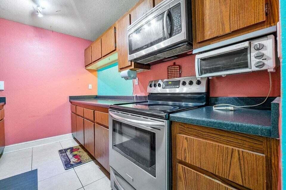 PRESIDENTIAL GOLFVIEW CONDO - Residential