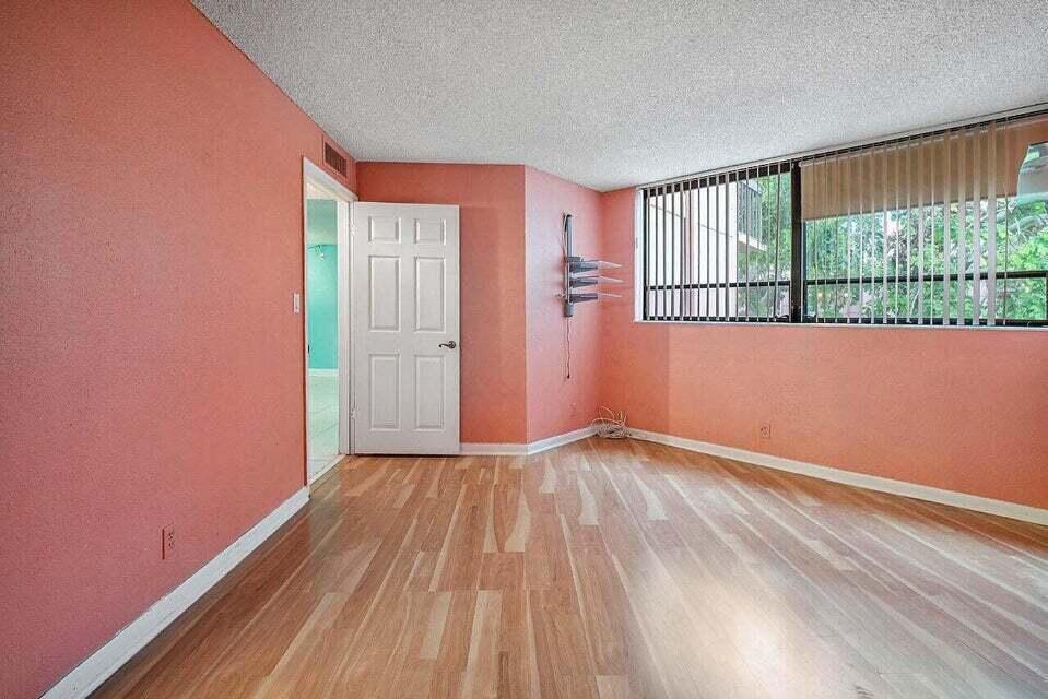 PRESIDENTIAL GOLFVIEW CONDO - Residential