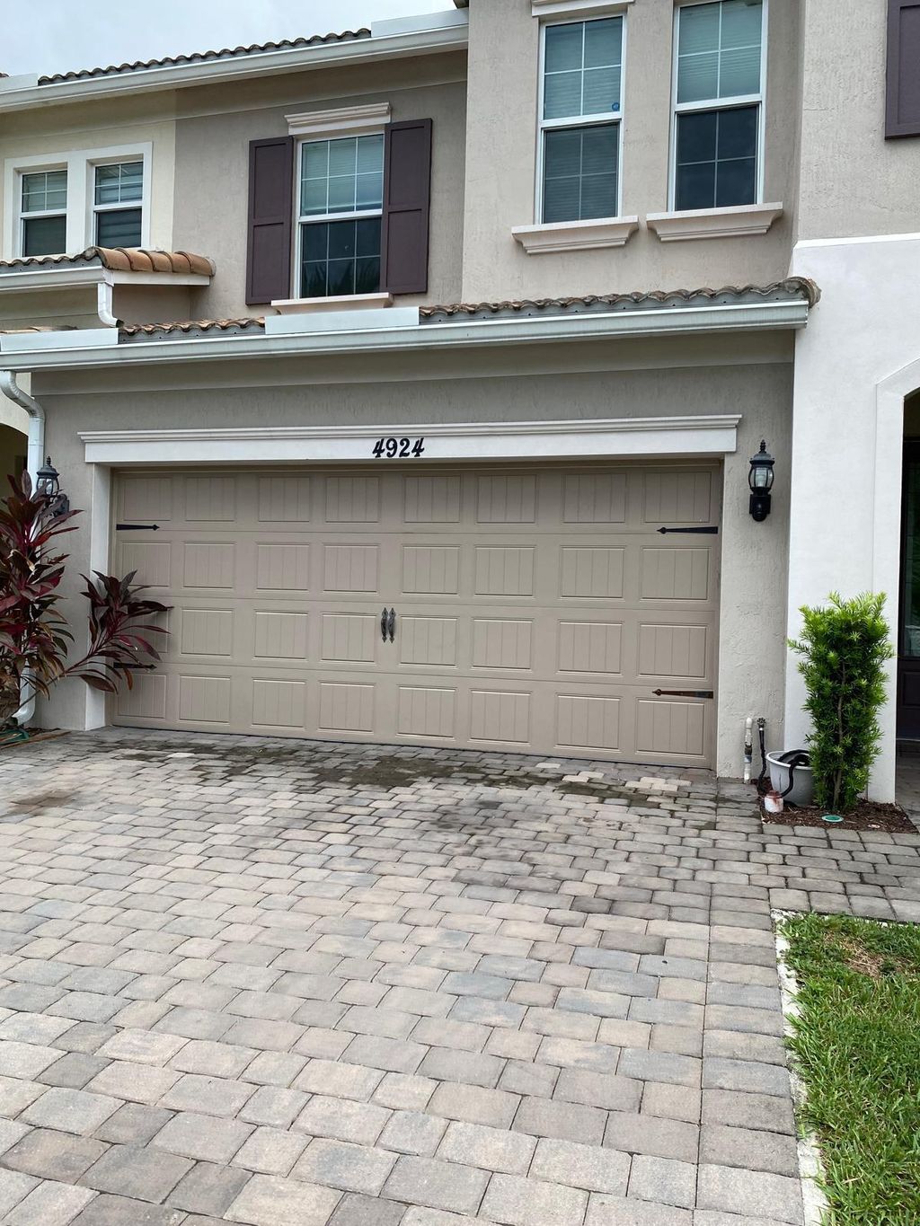 Photo of 4924 Greenway Drive, Hollywood, FL 33021 (MLS # B26010957)