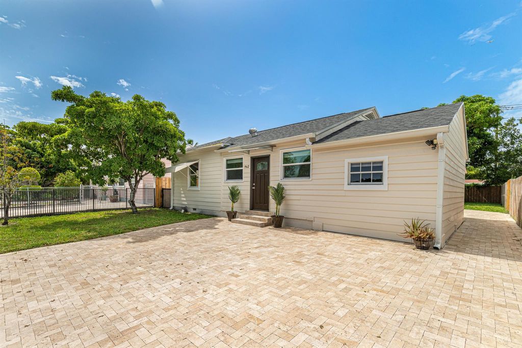 Photo of 942 Sunset Road, West Palm Beach, FL 33401 (MLS # R11102191)
