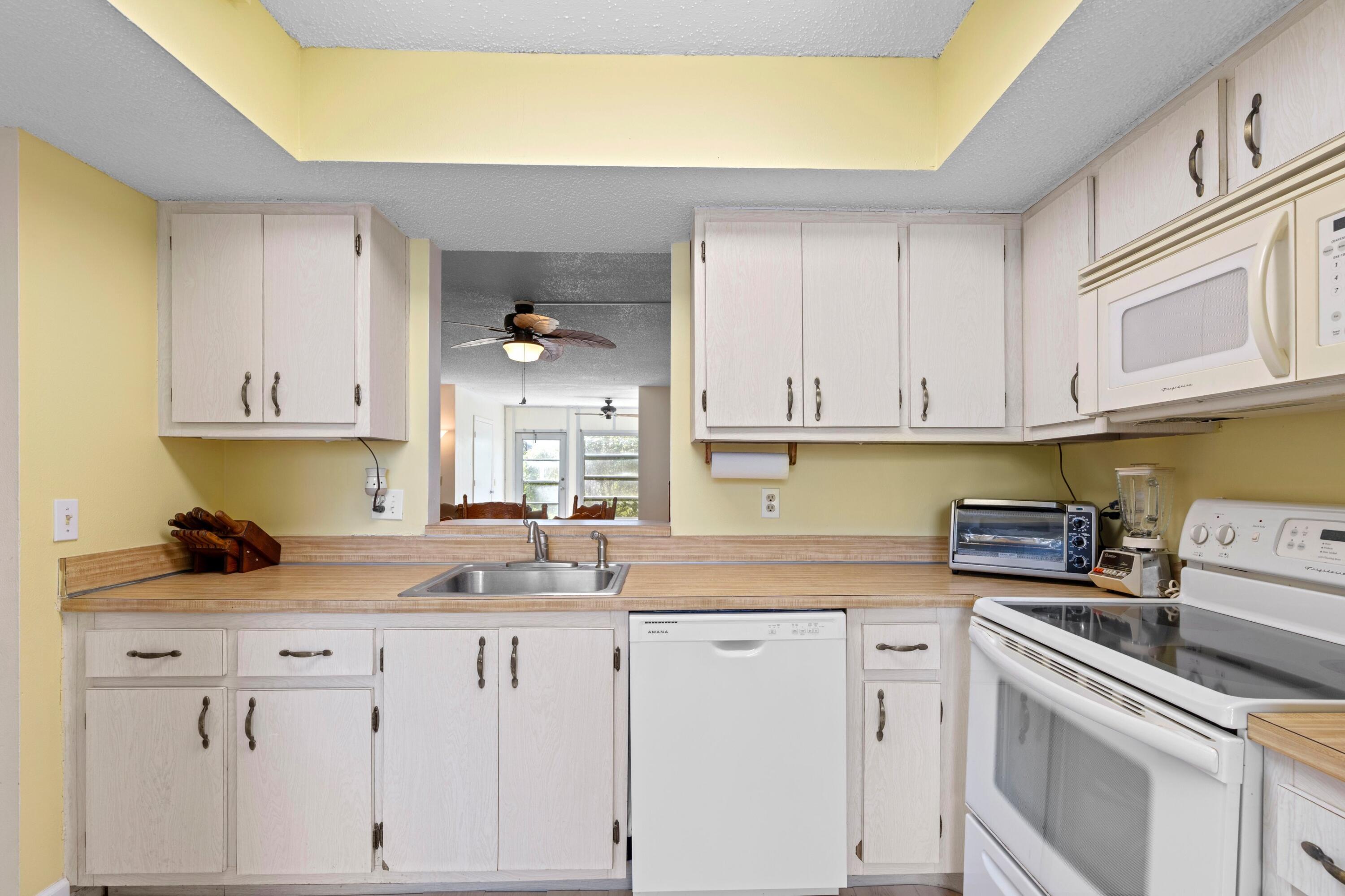 VILLAGES OF ORIOLE ABBEY CONDO - Residential