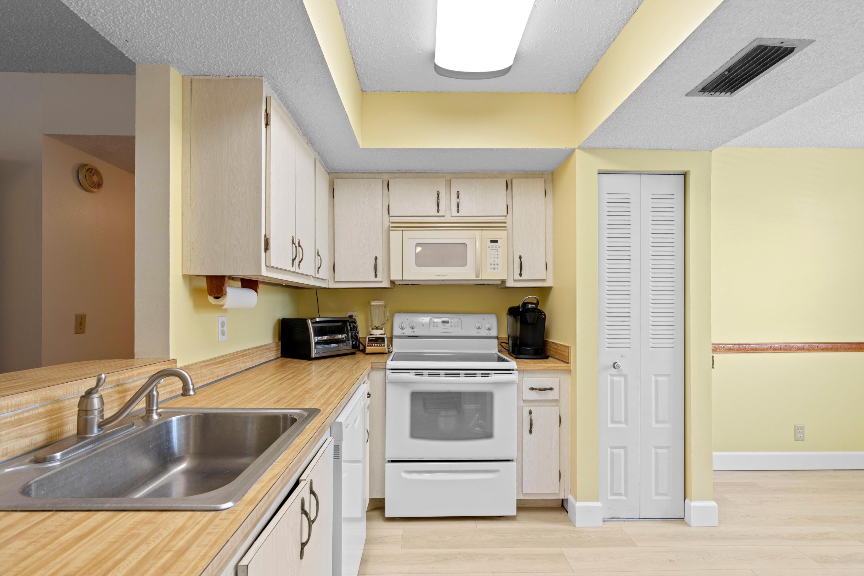 VILLAGES OF ORIOLE ABBEY CONDO - Residential