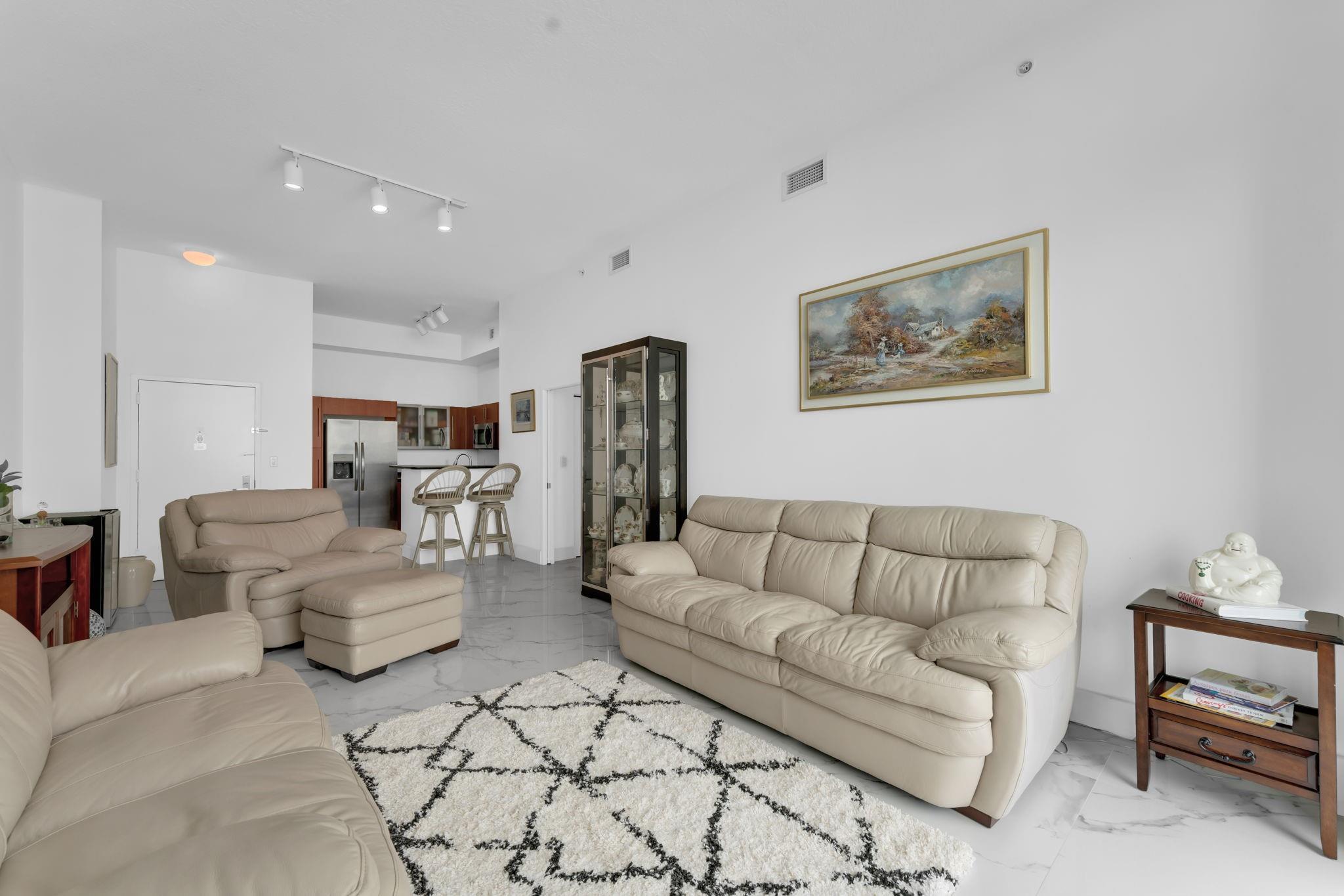 325 S Biscayne Blvd UPH-14, Miami, FL, 33131/$775,000 3 325 S Biscayne Blvd UPH-14