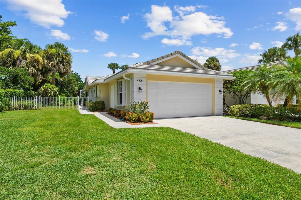 Photo of 4305 Royal Oak Drive Dr, Palm Beach Gardens, FL 33410 (MLS # R10820977)