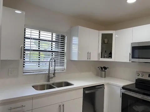 7423 SE Jamestown Terrace Unit 14, Hobe Sound, FL MLS: R11013788