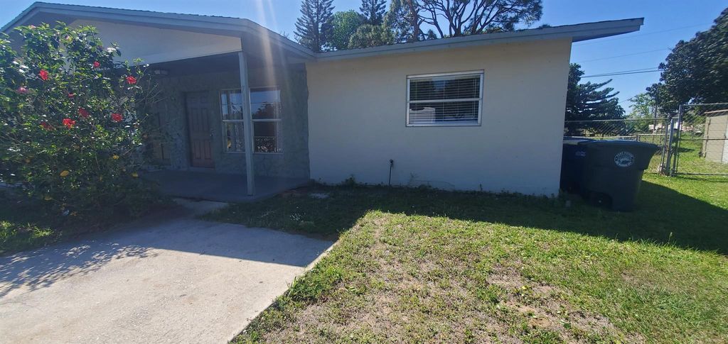 Photo of 711 Skylark Drive, Fort Pierce, FL 34982 (MLS # R10973176)