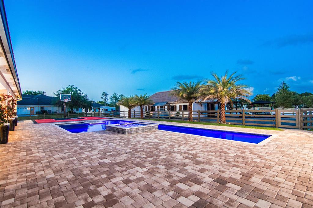 PADDOCK PARK 2 OF WELLING - Residential