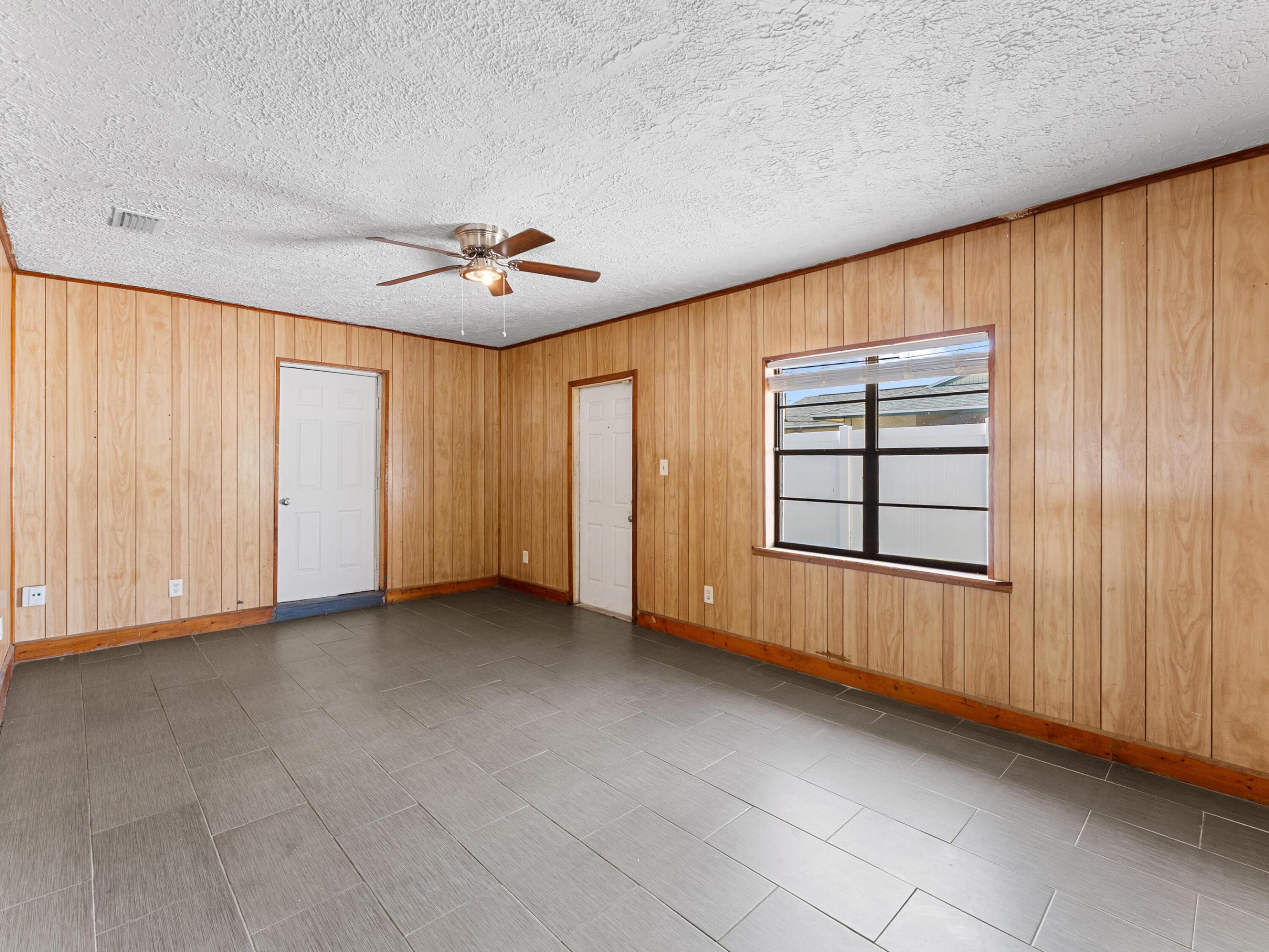 WHISPERING PALMS UNIT 5 - Residential