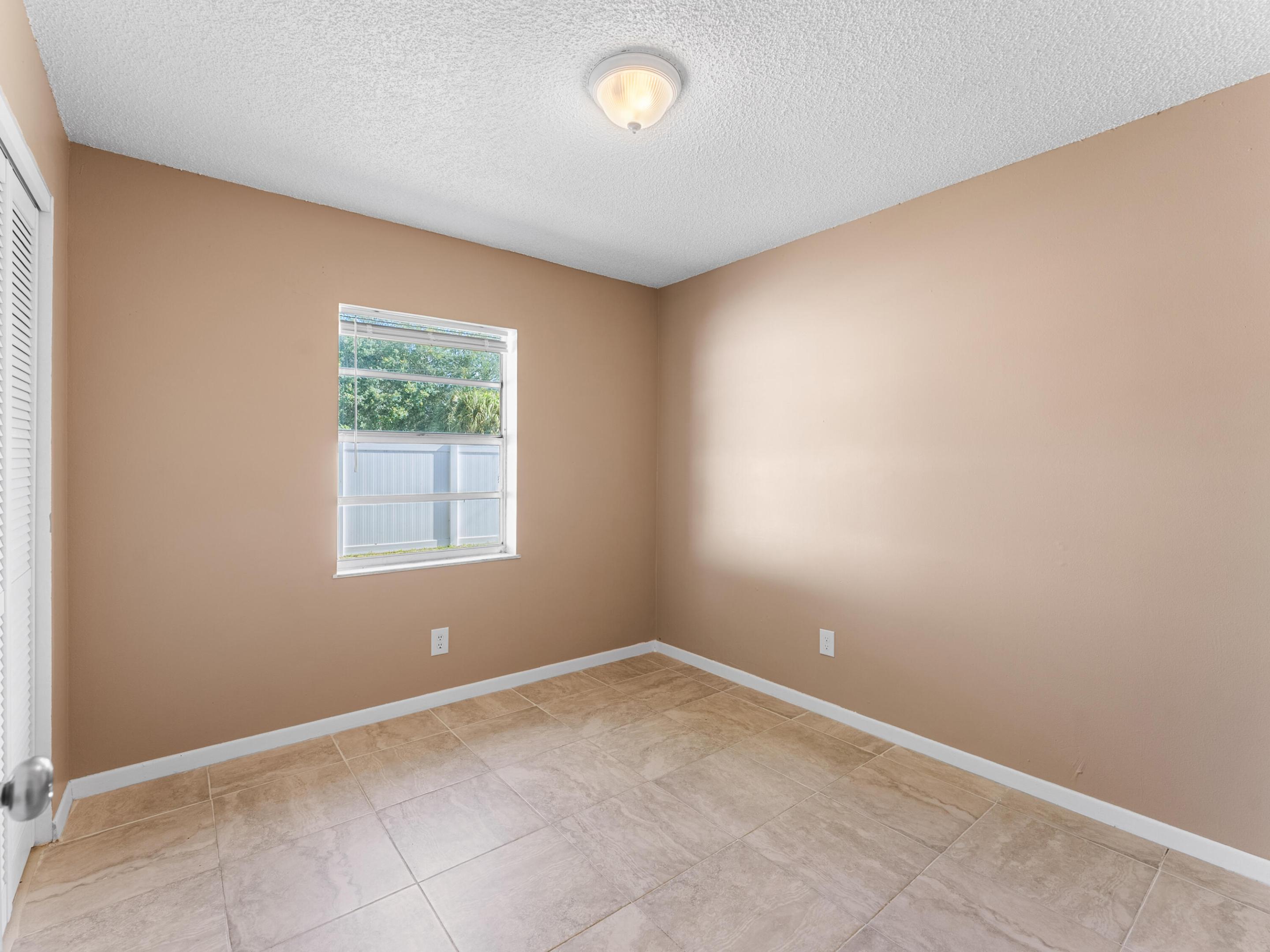 WHISPERING PALMS UNIT 5 - Residential