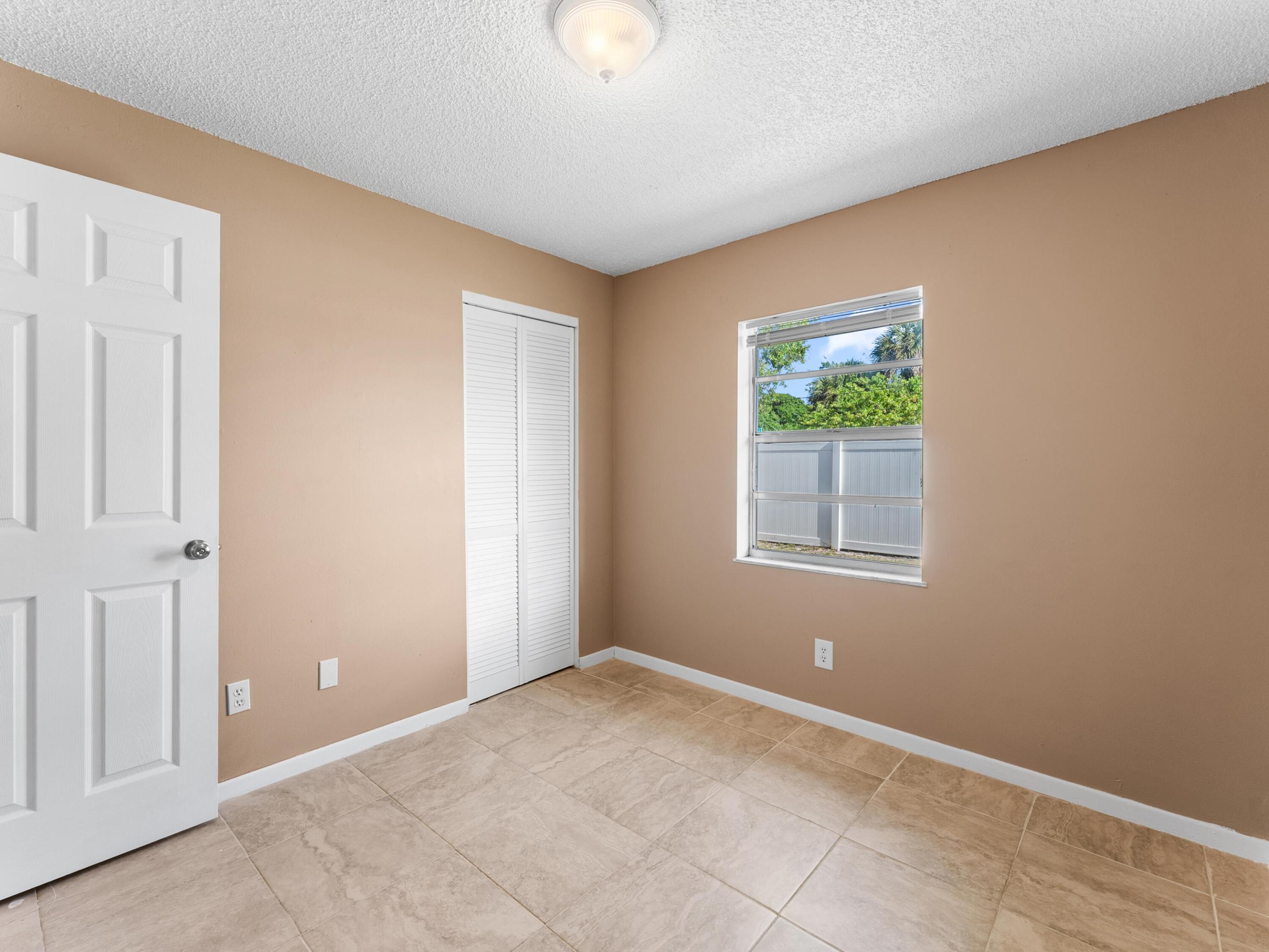 WHISPERING PALMS UNIT 5 - Residential