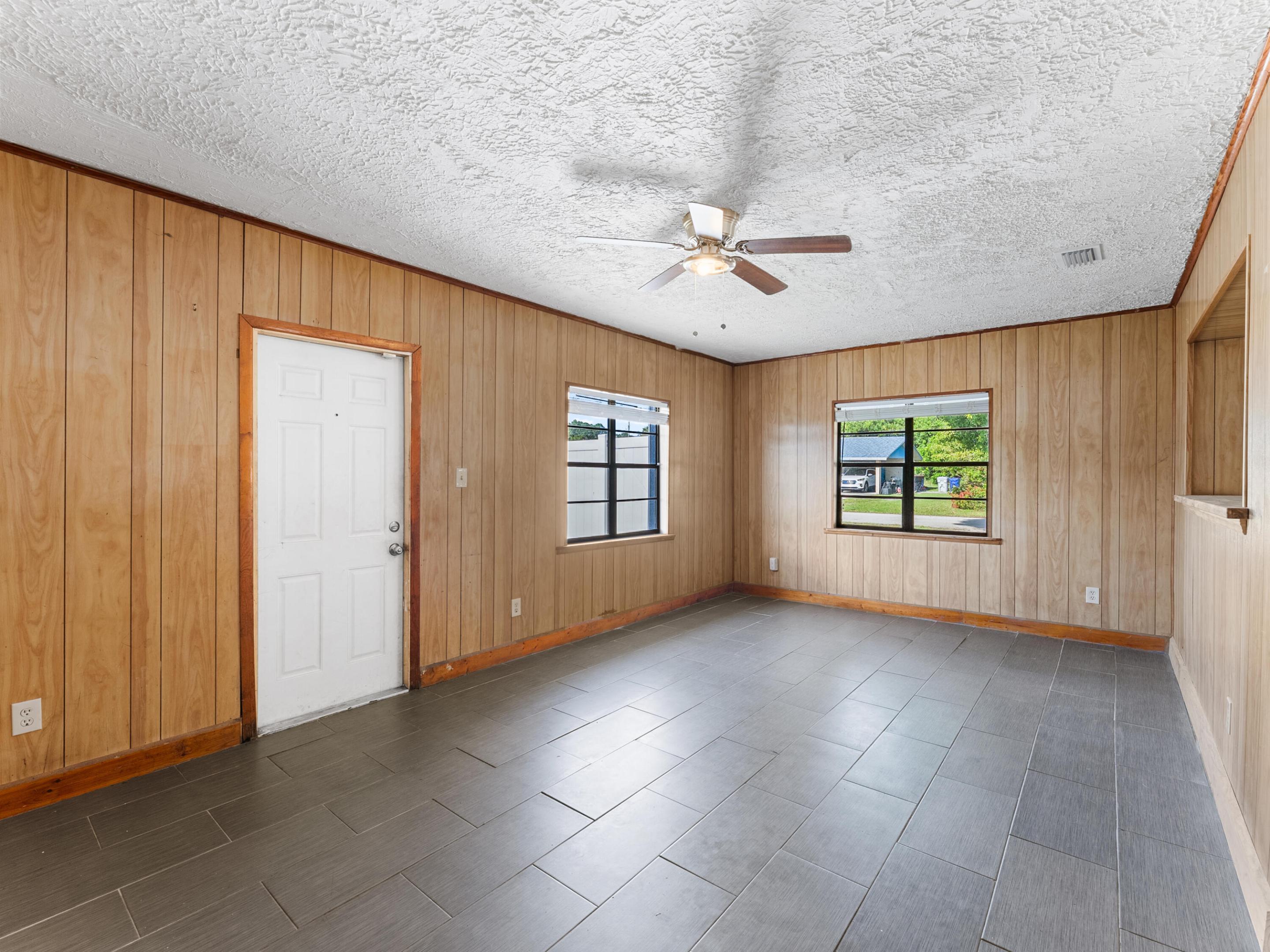 WHISPERING PALMS UNIT 5 - Residential