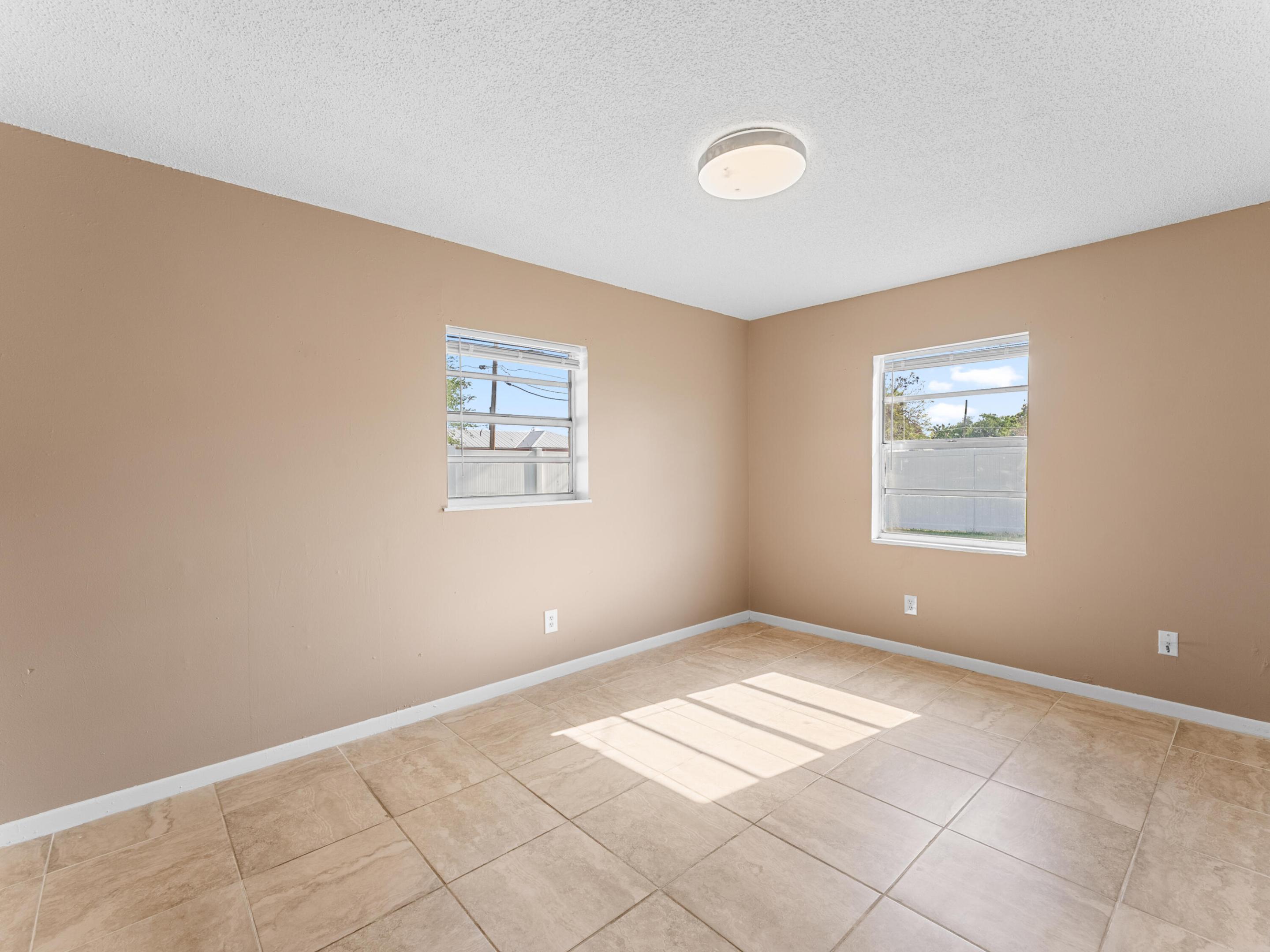 WHISPERING PALMS UNIT 5 - Residential