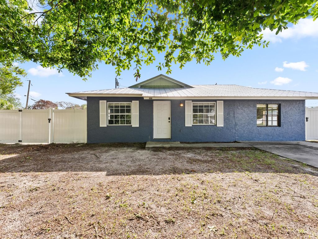 Photo of 304 8th Avenue SW, Vero Beach, FL 32962 (MLS # B26016306)