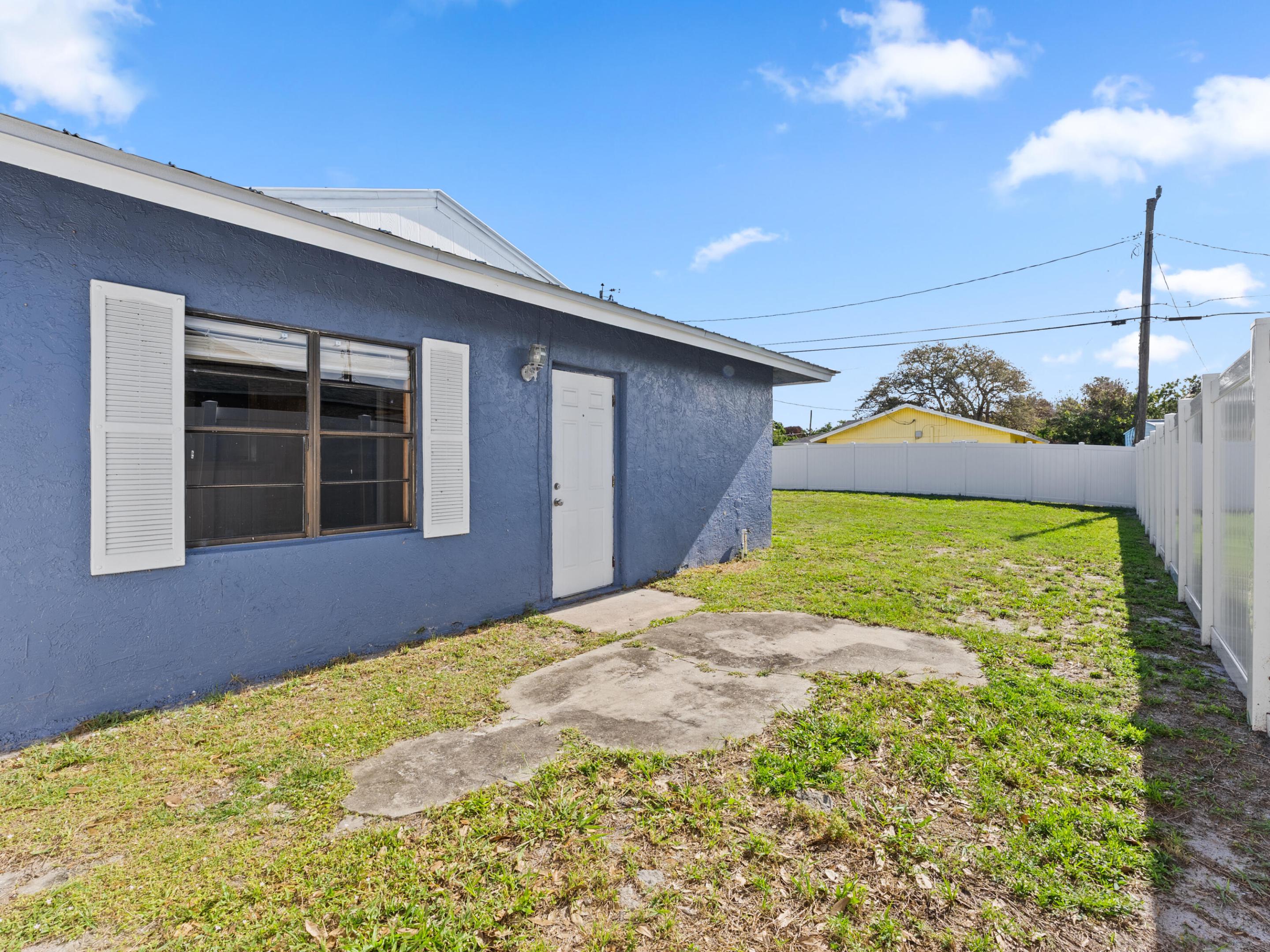WHISPERING PALMS UNIT 5 - Residential