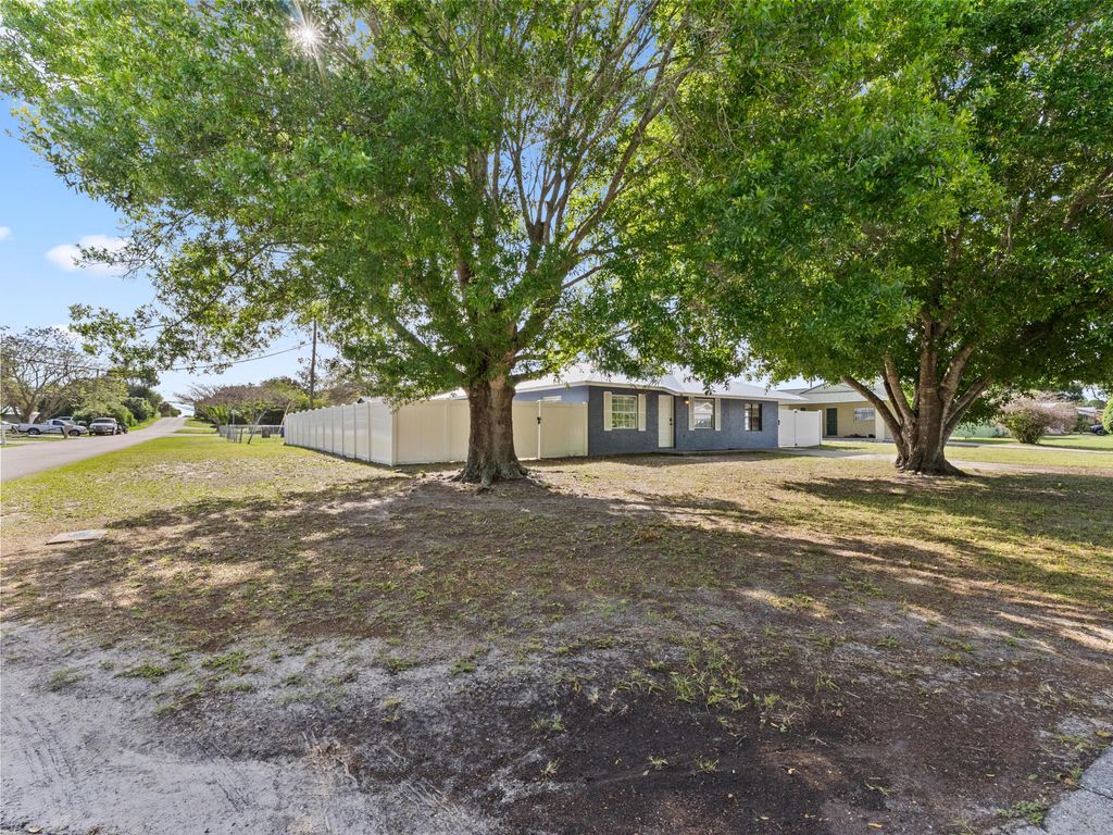 Photo of 304 8th Avenue SW, Vero Beach, FL 32962 (MLS # B26016306)