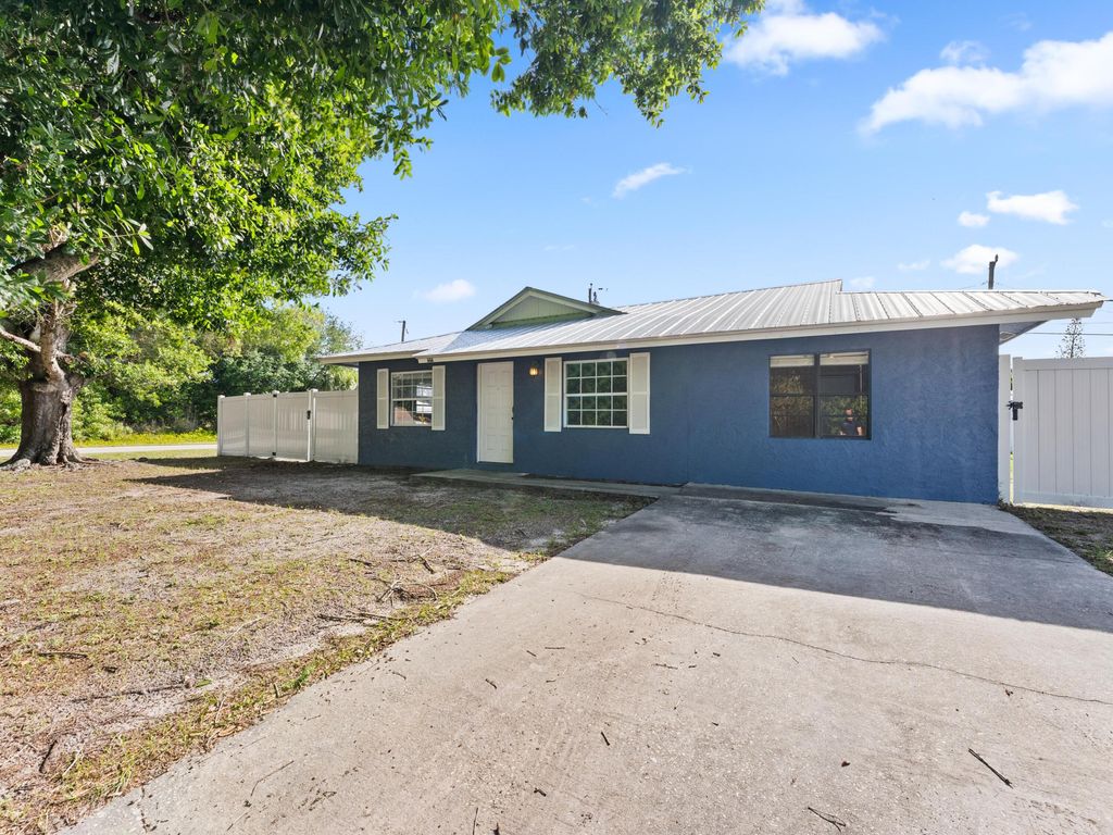 Photo of 304 8th Avenue SW, Vero Beach, FL 32962 (MLS # B26016306)