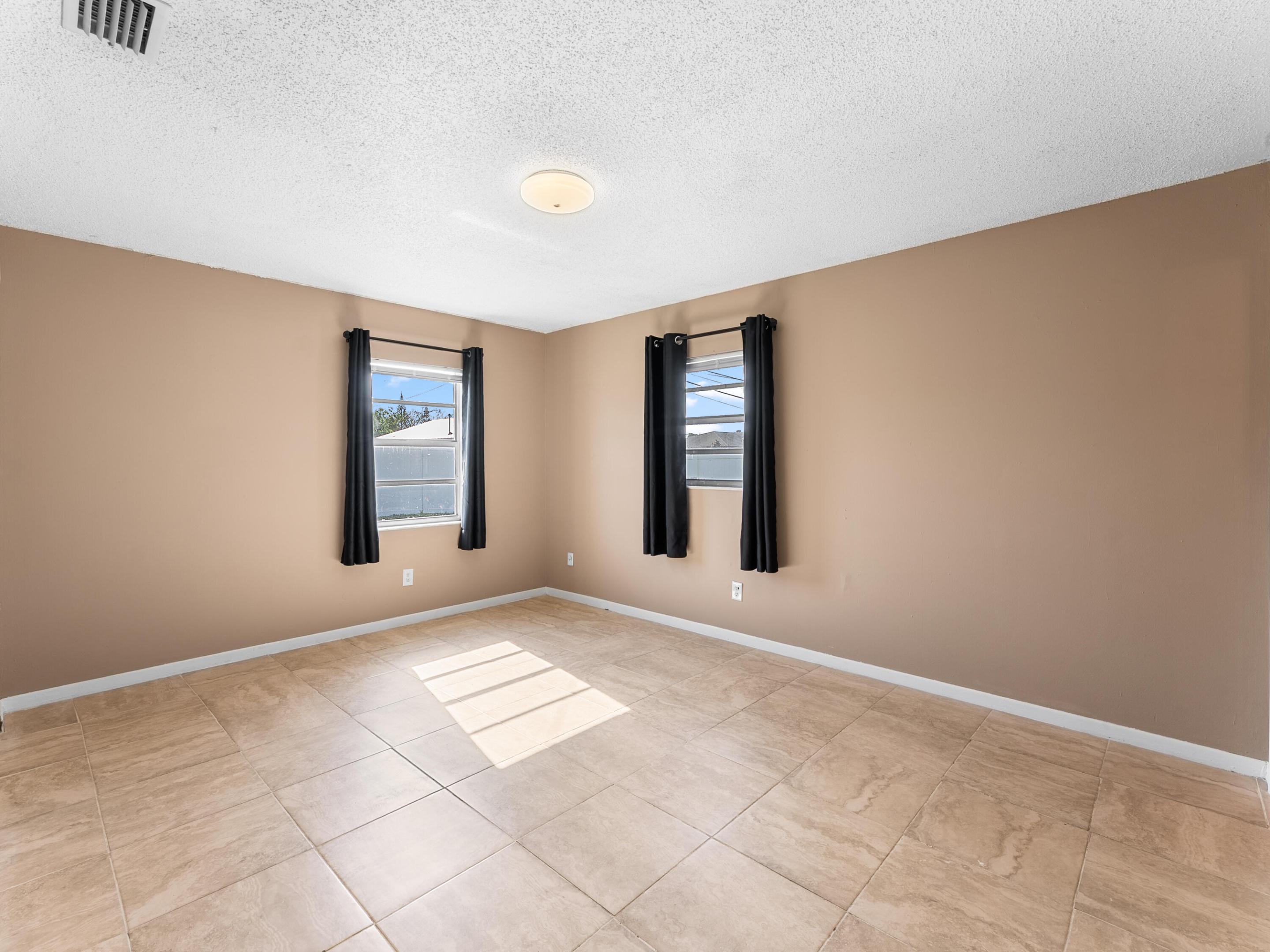 WHISPERING PALMS UNIT 5 - Residential