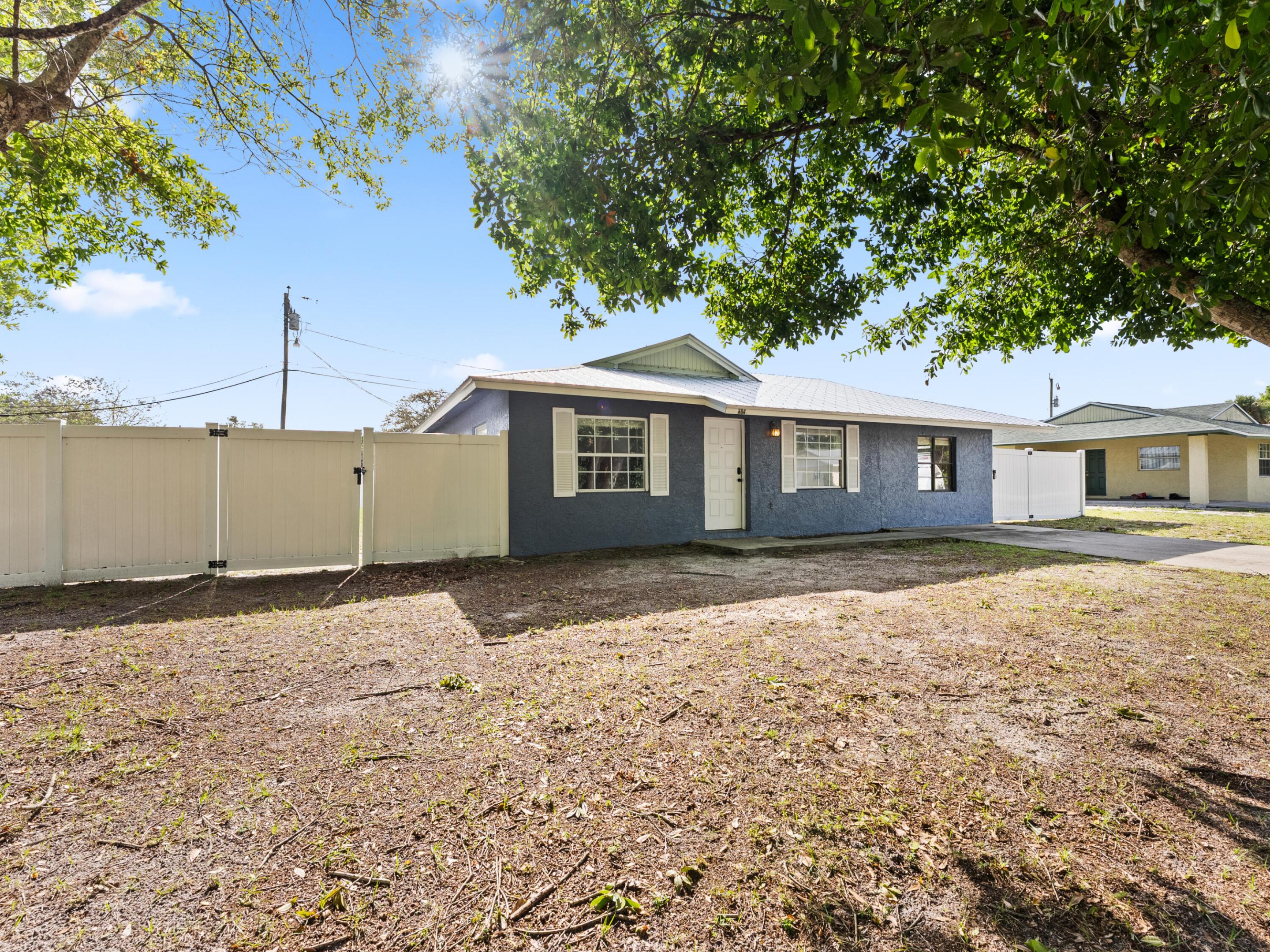 WHISPERING PALMS UNIT 5 - Residential