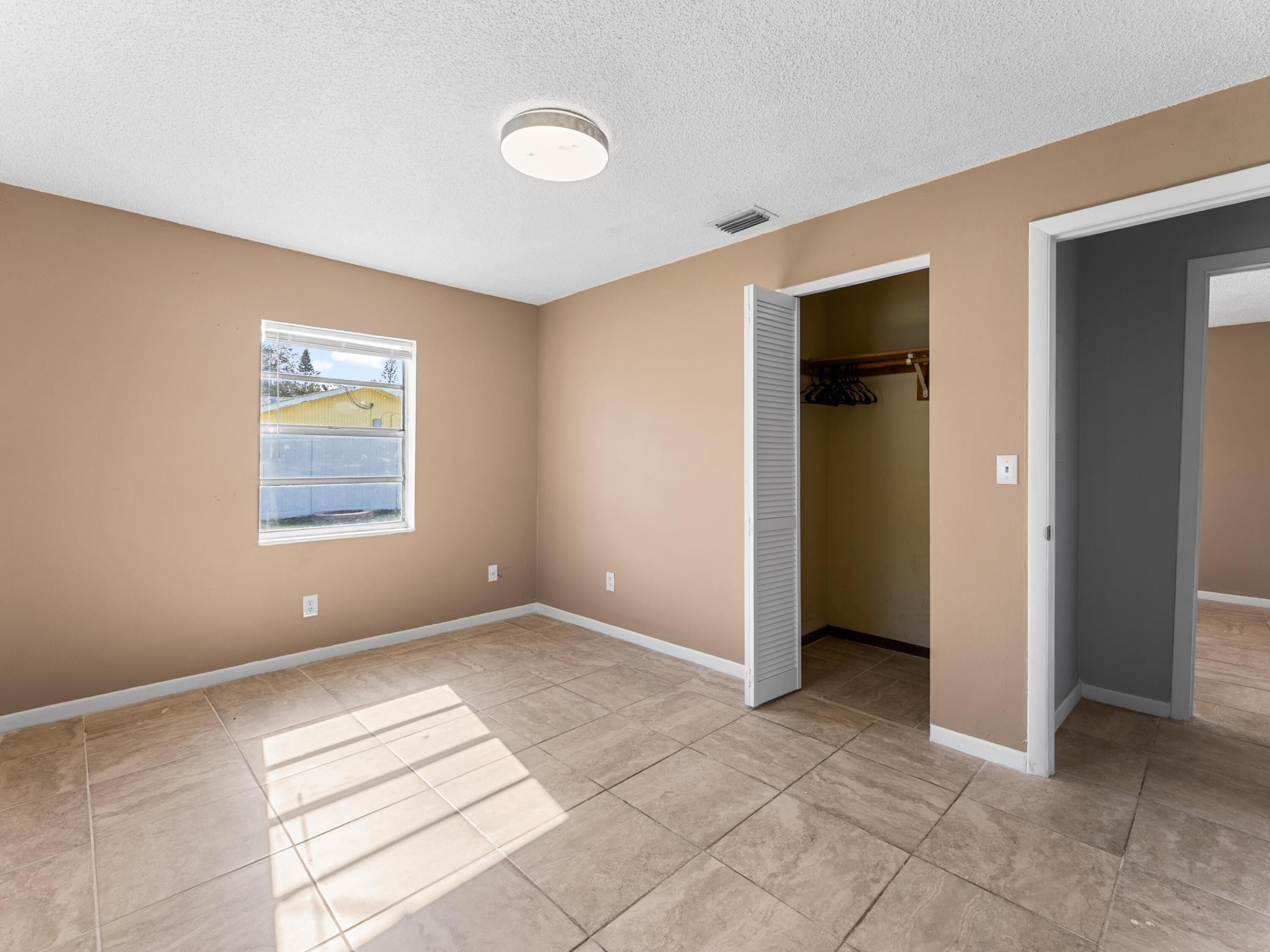 WHISPERING PALMS UNIT 5 - Residential